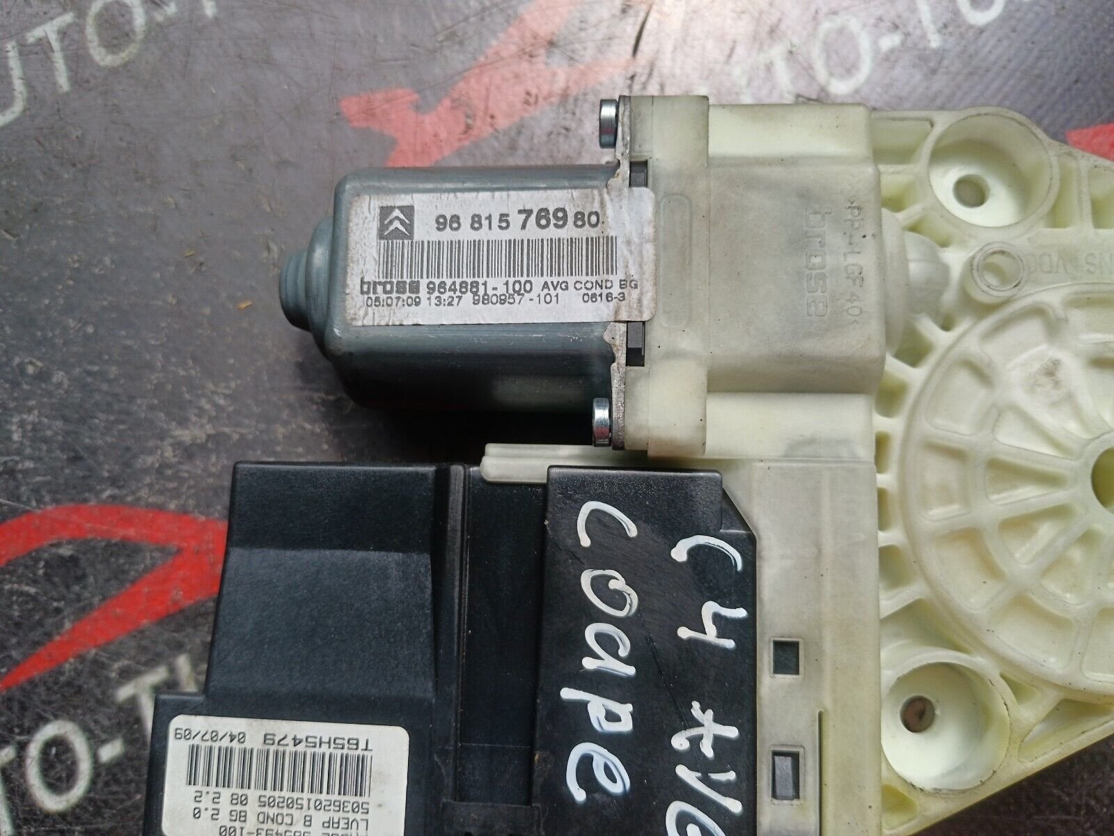 MOTEUR LEVE VITRE AVANT GAUCHE CITROEN C4 1.6VTI COUPE REF: 9681576980