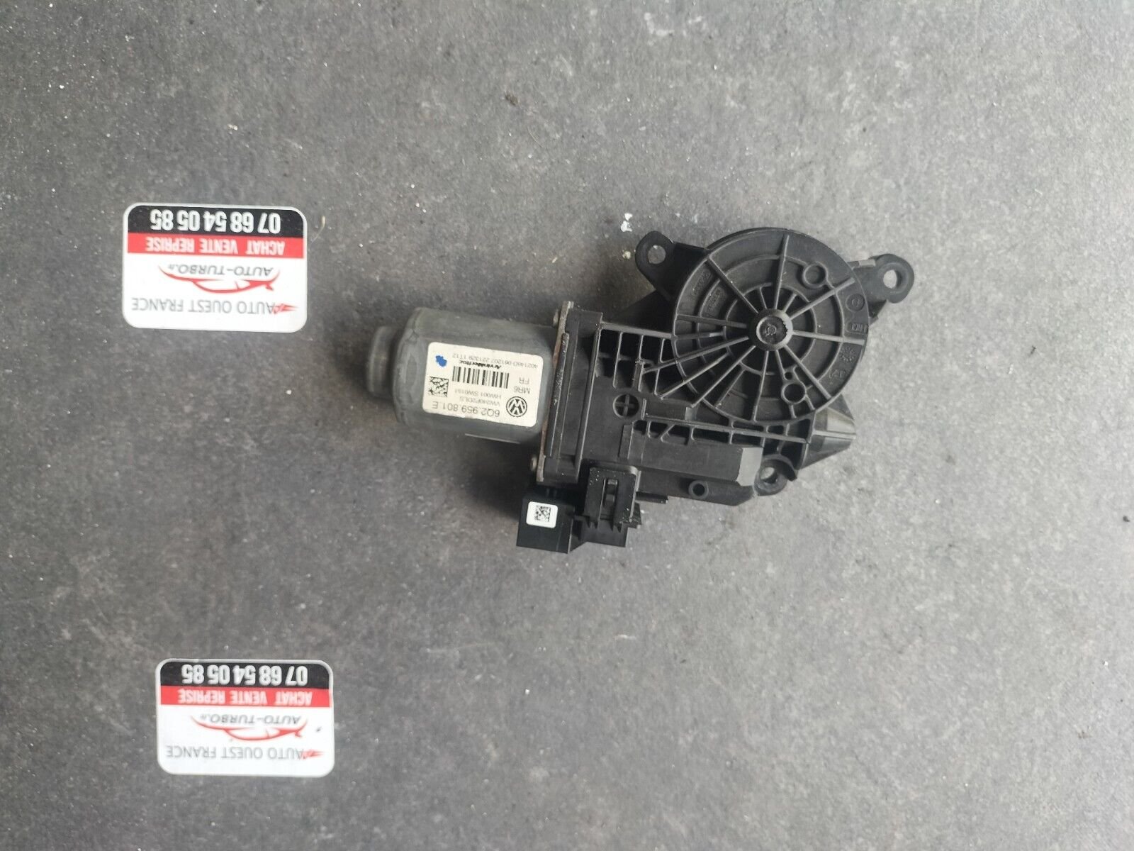 MOTEUR LEVE VITRE AVANT DROIT VOLKSWAGEN POLO REFERENCE: 6Q2959801