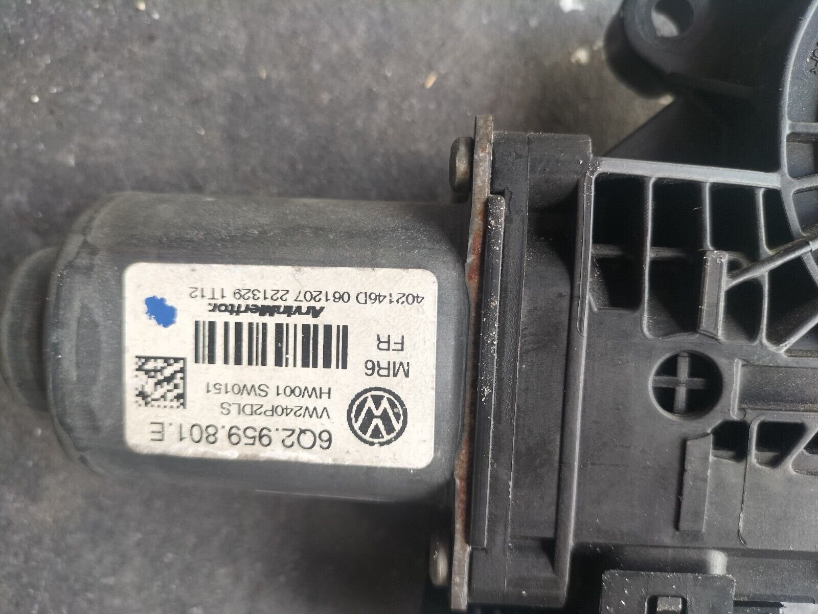 MOTEUR LEVE VITRE AVANT DROIT VOLKSWAGEN POLO REFERENCE: 6Q2959801