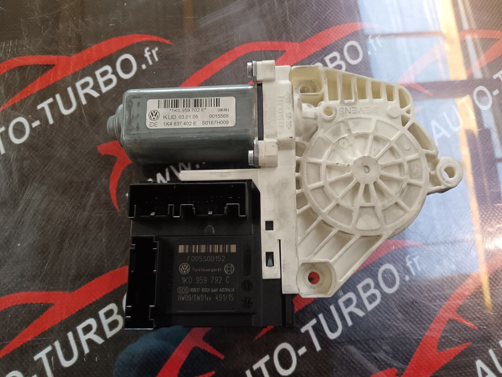 MOTEUR LEVE VITRE AVANT DROIT VOLKSWAGEN GOLF V REFERENCE: 1K4837402E