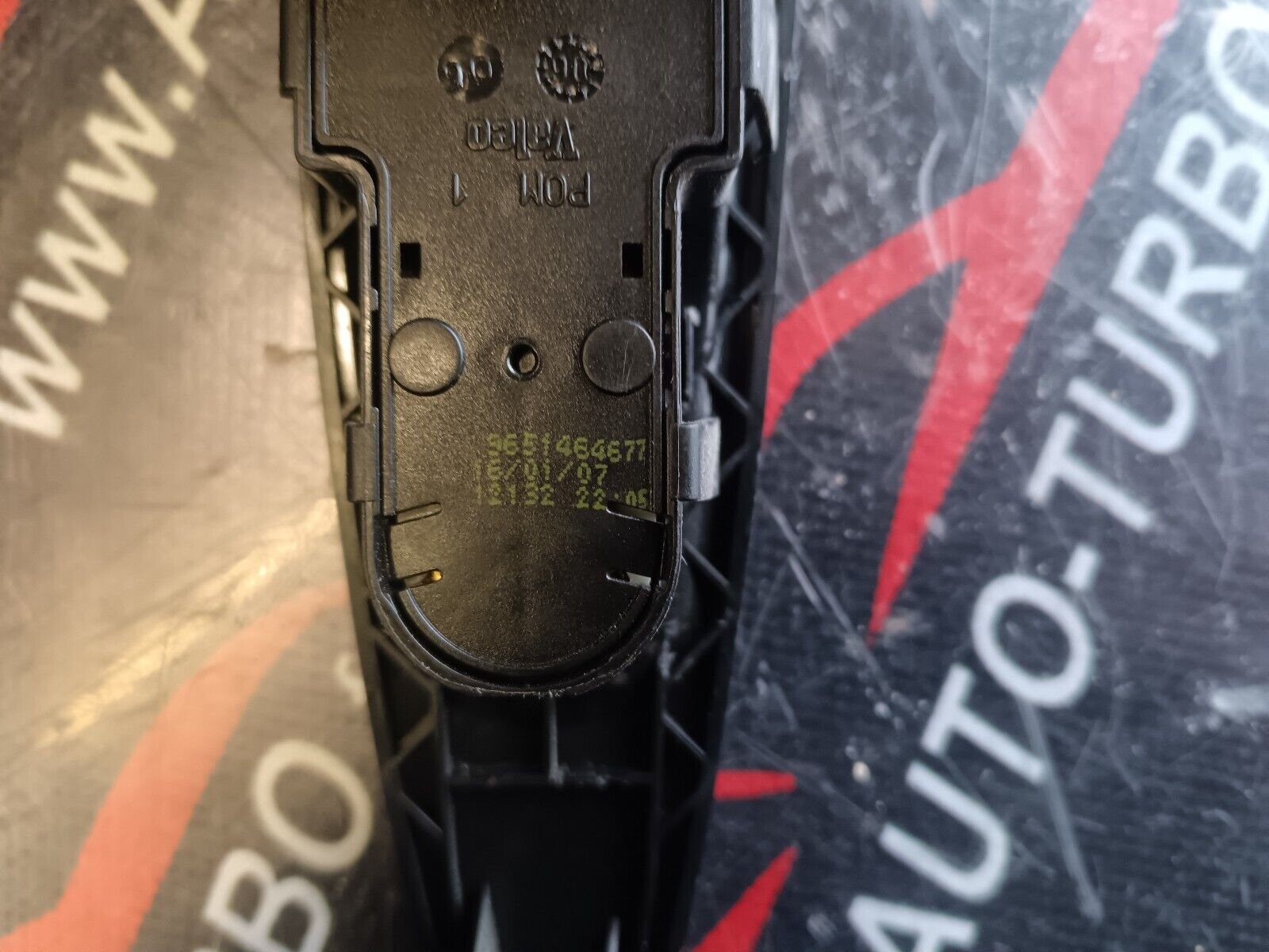 INTERRUPTEUR LEVE-VITRE AVANT GAUCHE CITROEN C4 REFERENCE: 9651464677