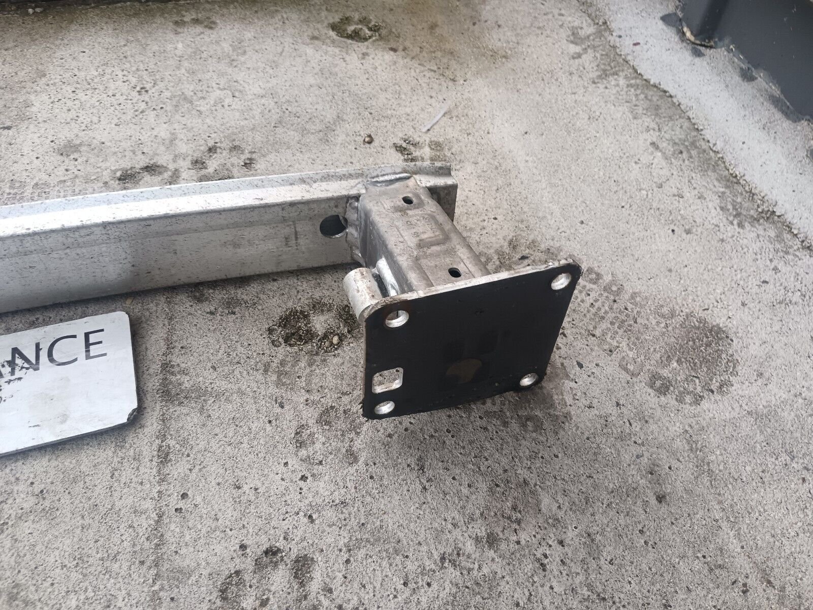 TRAVERS RENFORT PARE CHOC ARRIERE PEUGEOT 308II REFERENCE: 13054484