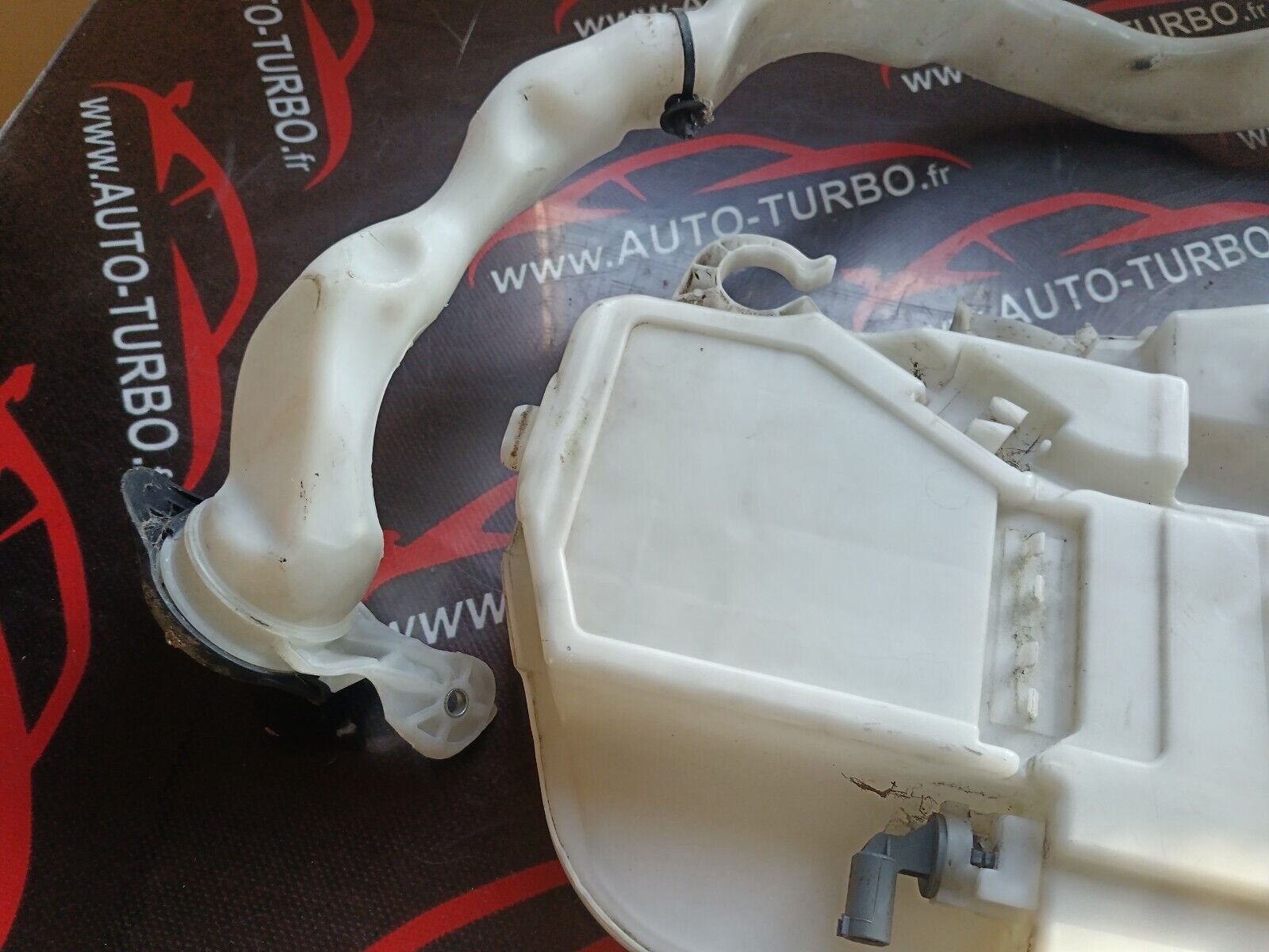 RESEERVOIR LAVE GLACE  BMW SERIE 5 F10 REFERENCE: 8050439