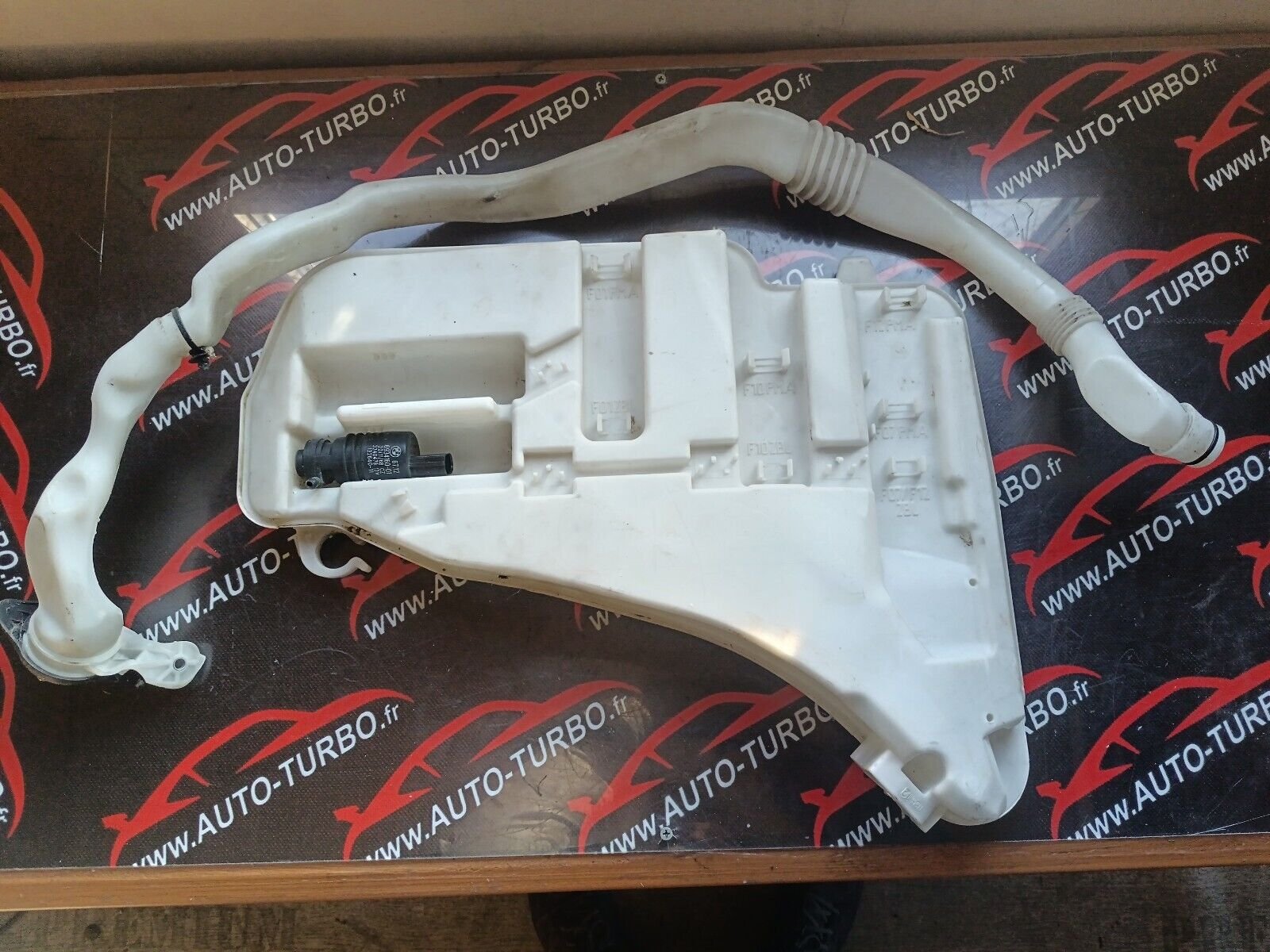 RESEERVOIR LAVE GLACE  BMW SERIE 5 F10 REFERENCE: 8050439