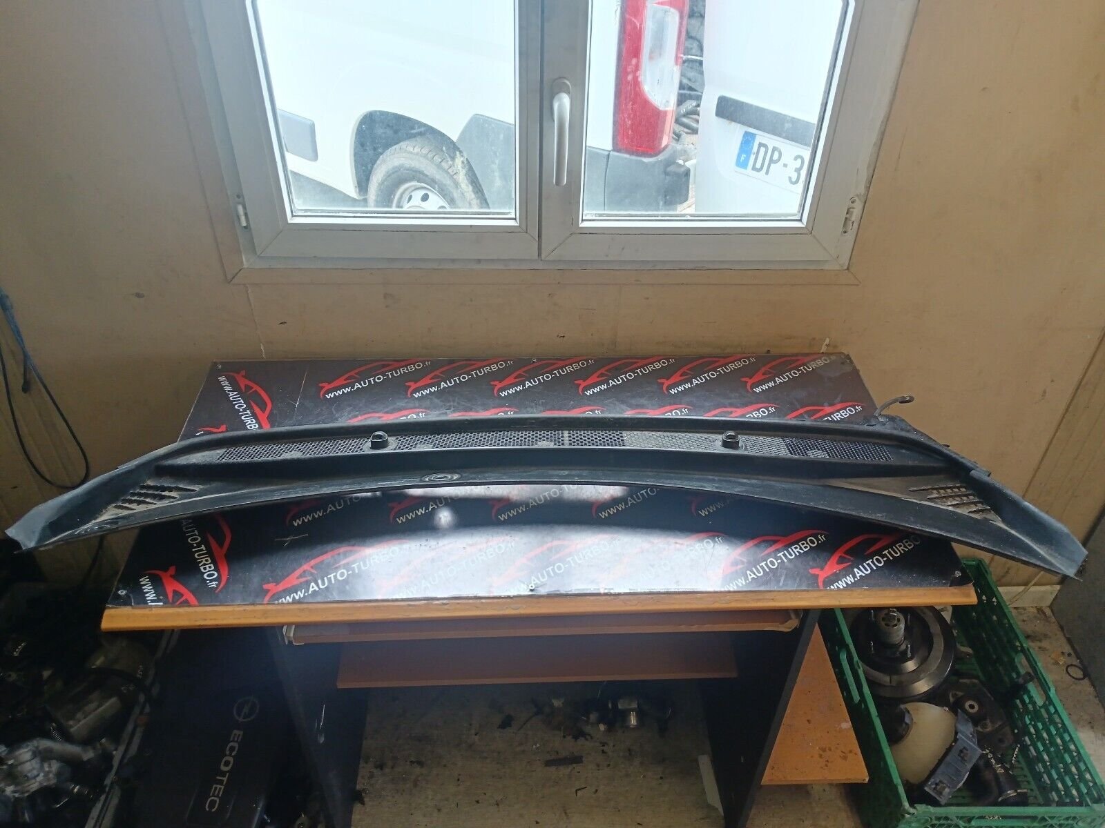 BAIE DE PARE BRISE PEUGEOT 308SW PHASE II REFERENCE: 98008282