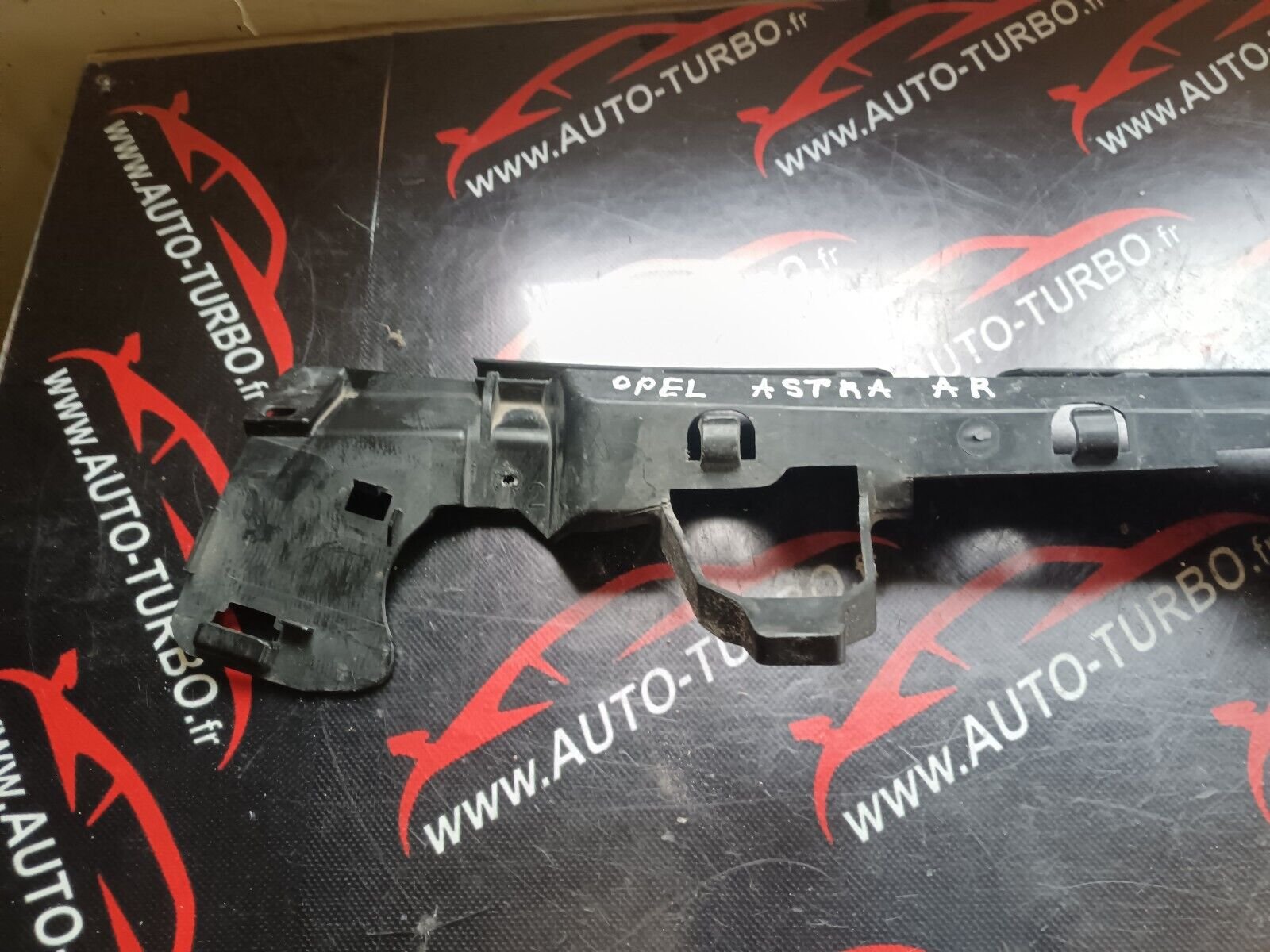 SUPPORT CENTRALE PARE CHOC ARRIERE OPEL ASTRA J REFERENCE: 13266743