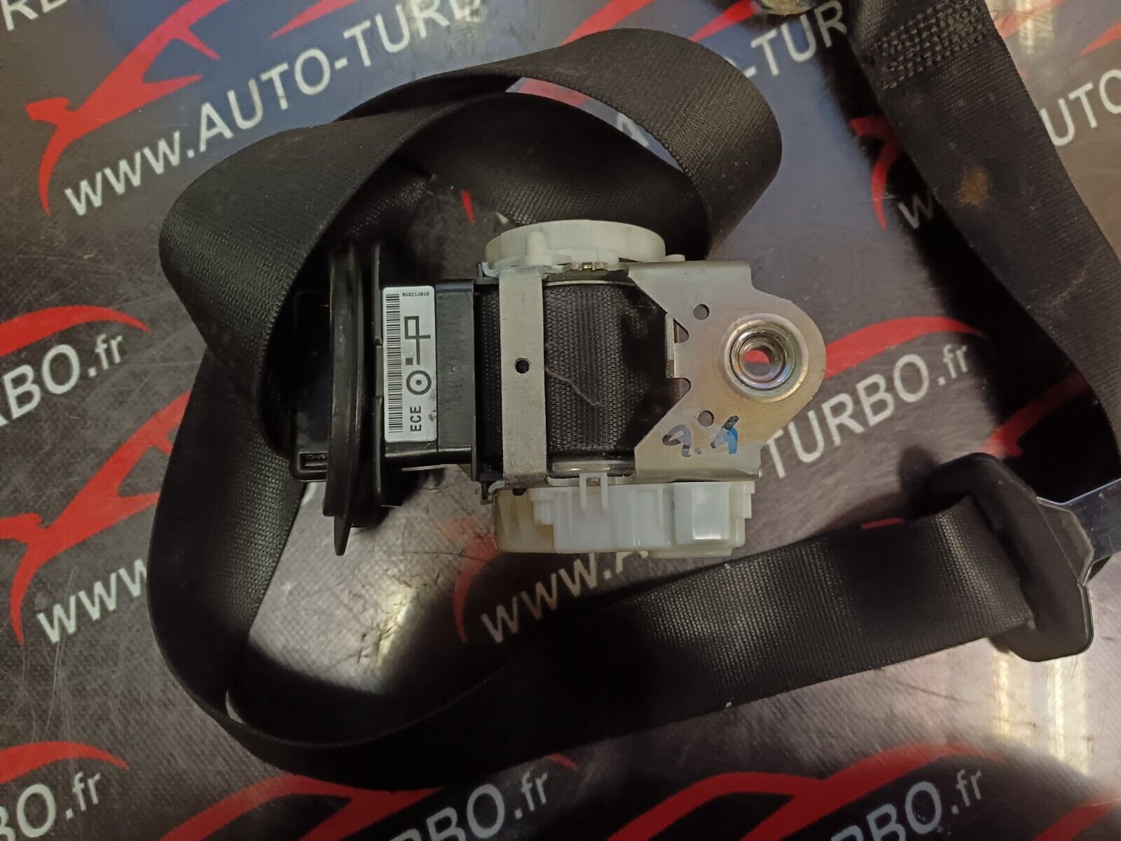 CEINTURE DE SECURITE AVANT GAUCHE BMW SERIE 1 REFERENCE: 33059848