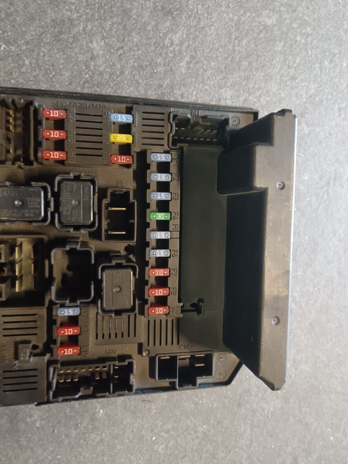 BOITE A FUSIBLE NISSAN QASHQAI REFERENCE 519228324