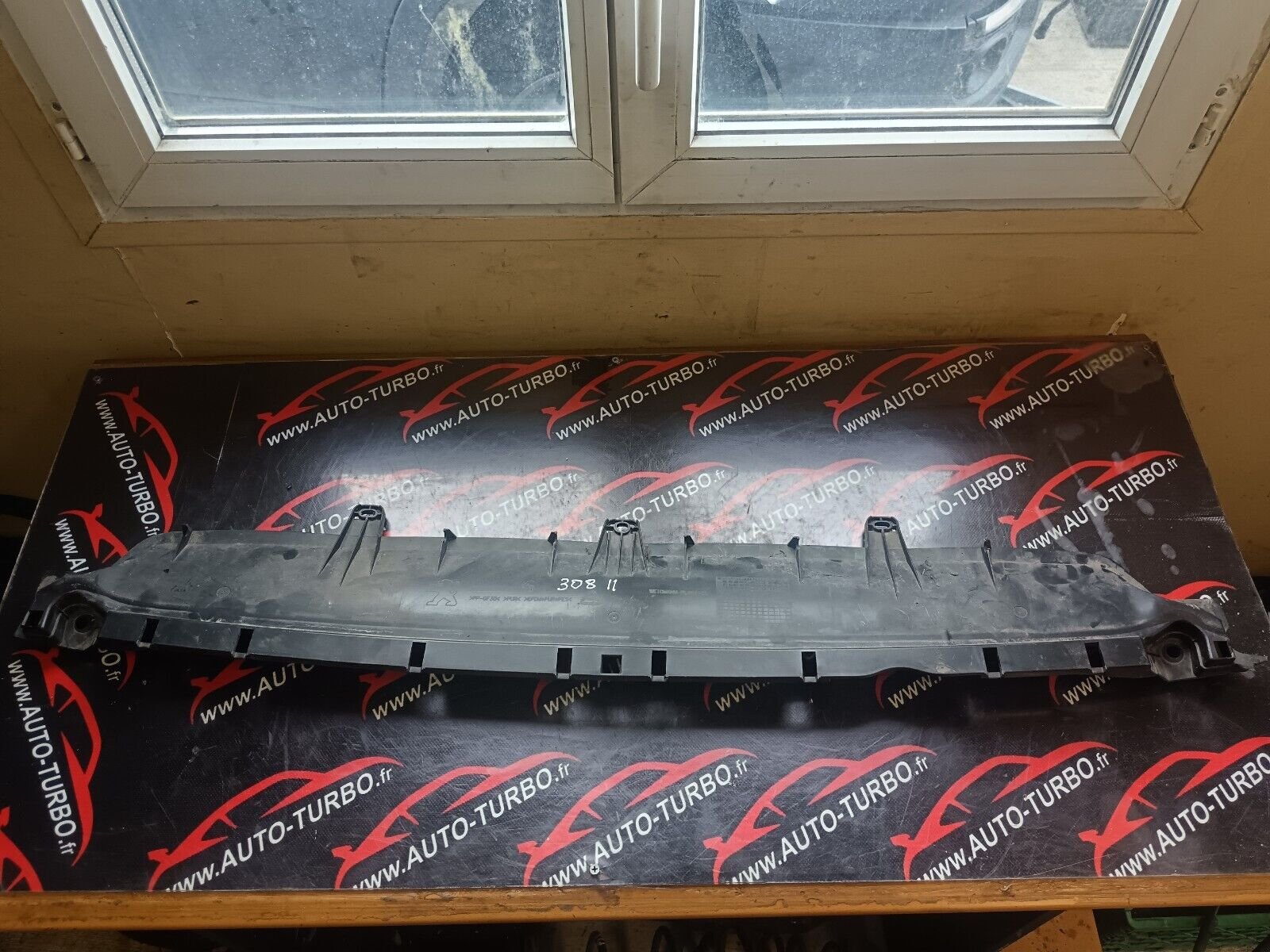 GARNITURE ESSUI GLACE PEUGEOT 308II REFERENCE: 9807815180