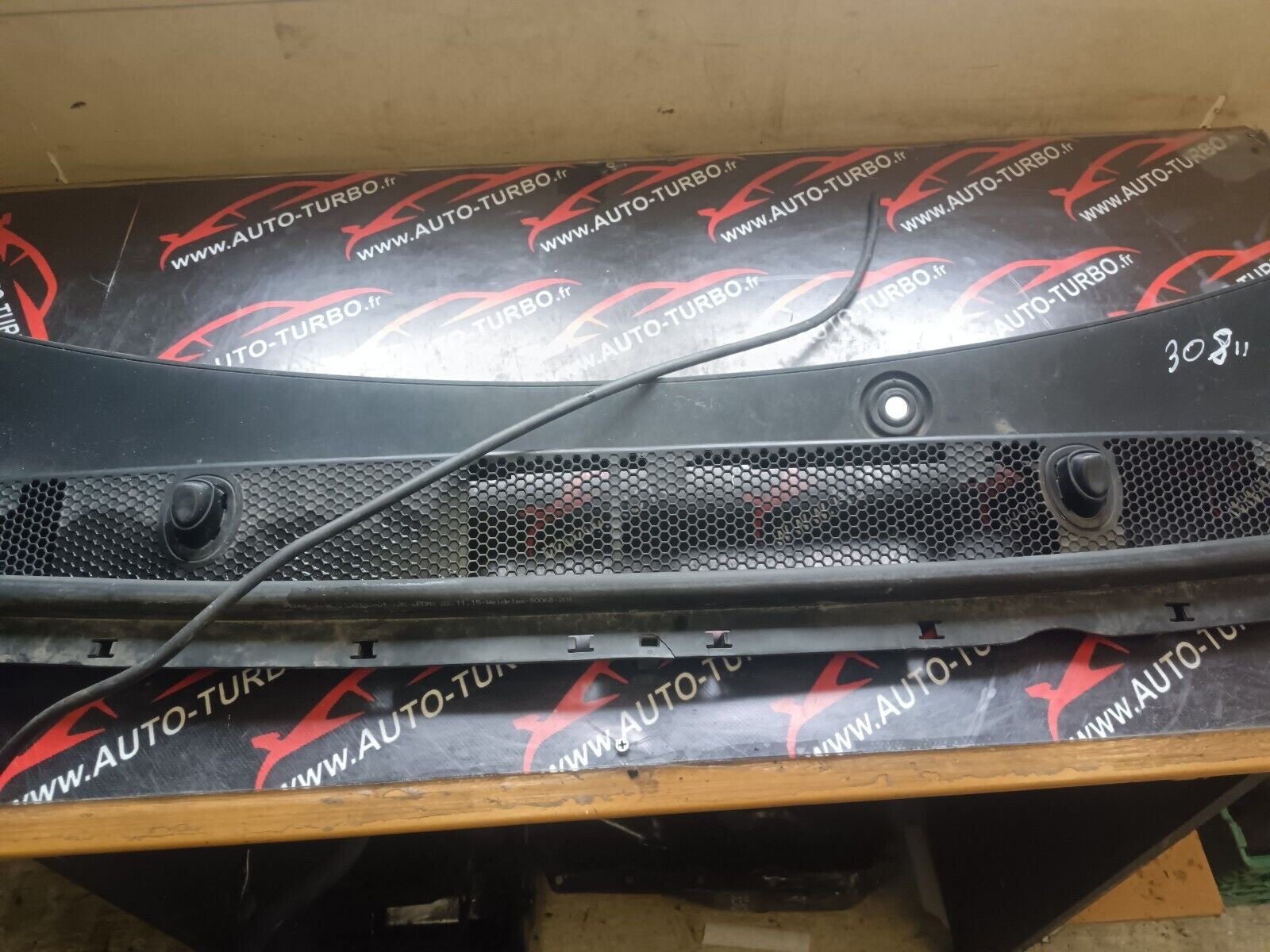 BAIE DE PARE BRISE PEUGEOT 308 II REFERENCE: 98057172