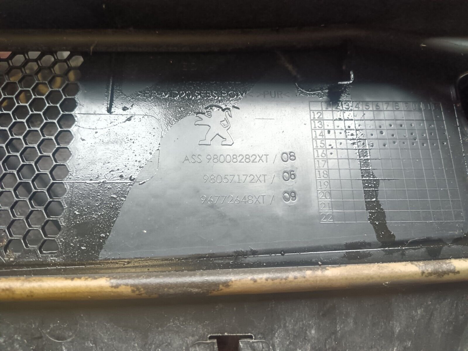 BAIE DE PARE BRISE PEUGEOT 308 II REFERENCE: 98057172