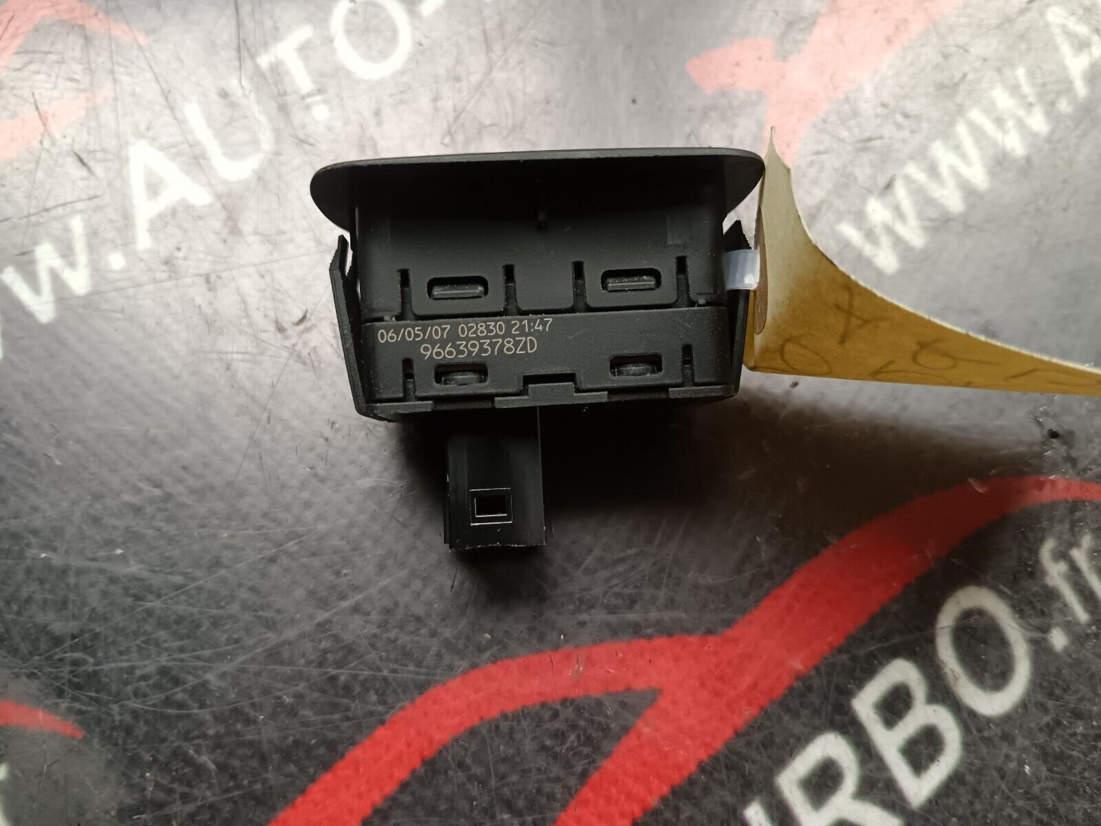 BOUTON LEVE VITRE ARRIERE GAUCHE CITROEN C4 PICASSO REFERENCE: 96639378