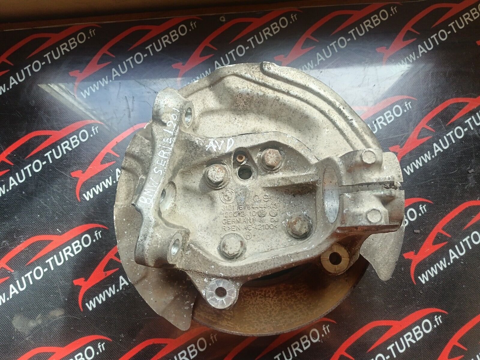 FUSEE DE ROUE AVANT DROIT BMW SERIE 1 E87 120i 150CH REFERENCE: 6764444