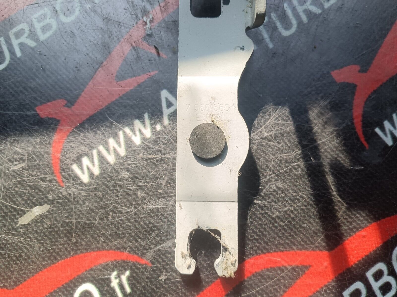 CHARNIERE CAPOT DROIT BMW SERIE 1 E87 REFERENCE: 7060560