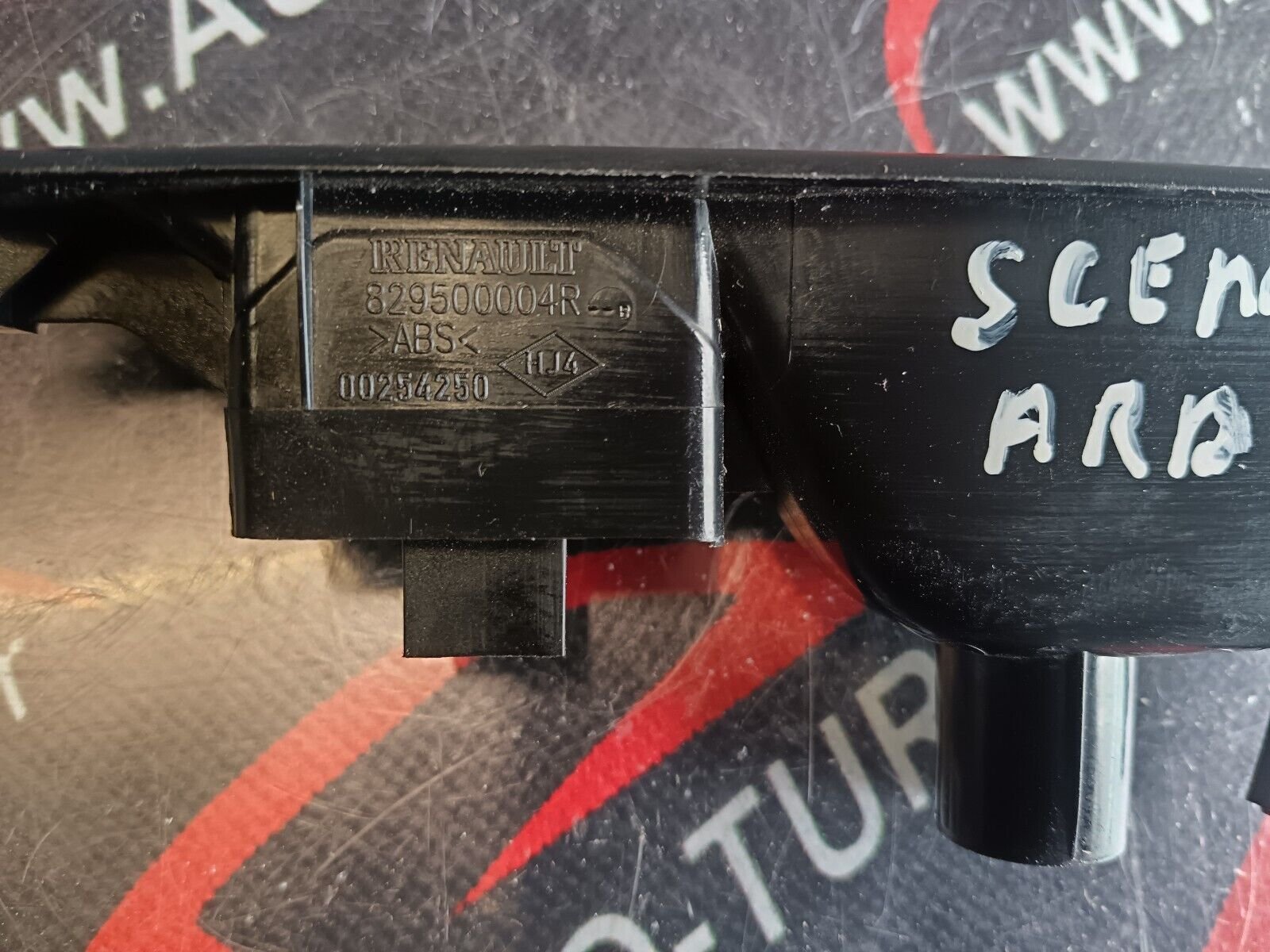 COMMANDE LEVE VITRE RENAULT SCENIC 3 REFERENCE: 829500004R