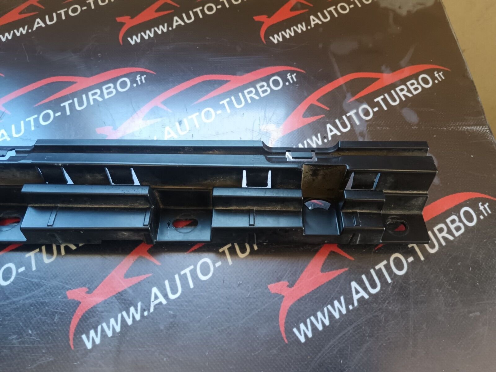 SUPPORT DU BAS DE CAISSE BMW 520 F10 REFERENCE:7184778