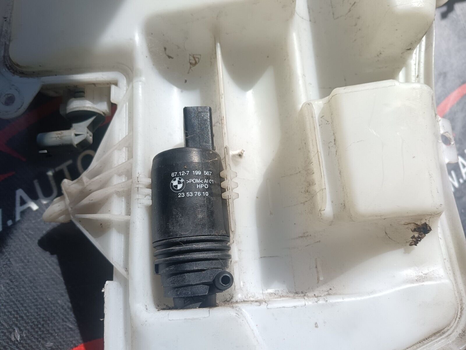 RESERVOIR ESSUIE GLACE BMW SERIE 1 E87 116i REFERENCE: 7068996