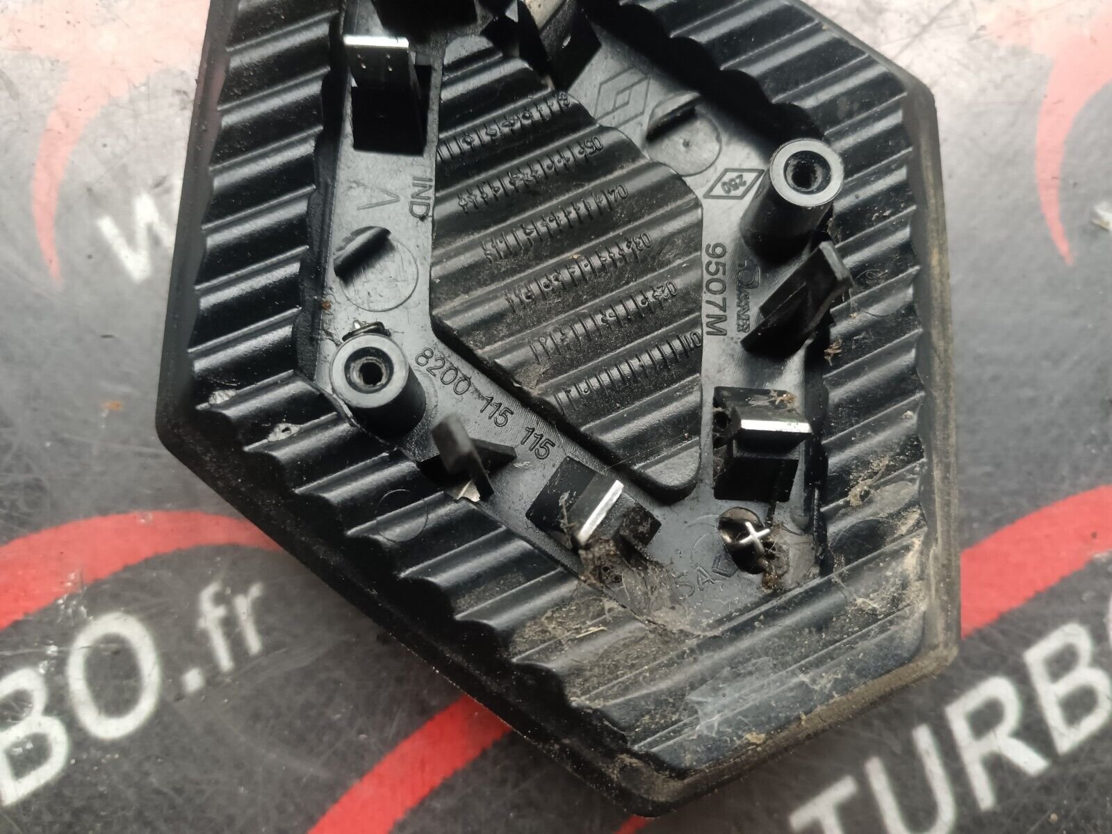 SIGLE CALANDRE RENAULT SCENIC 2 REFERENCE: 8200115115