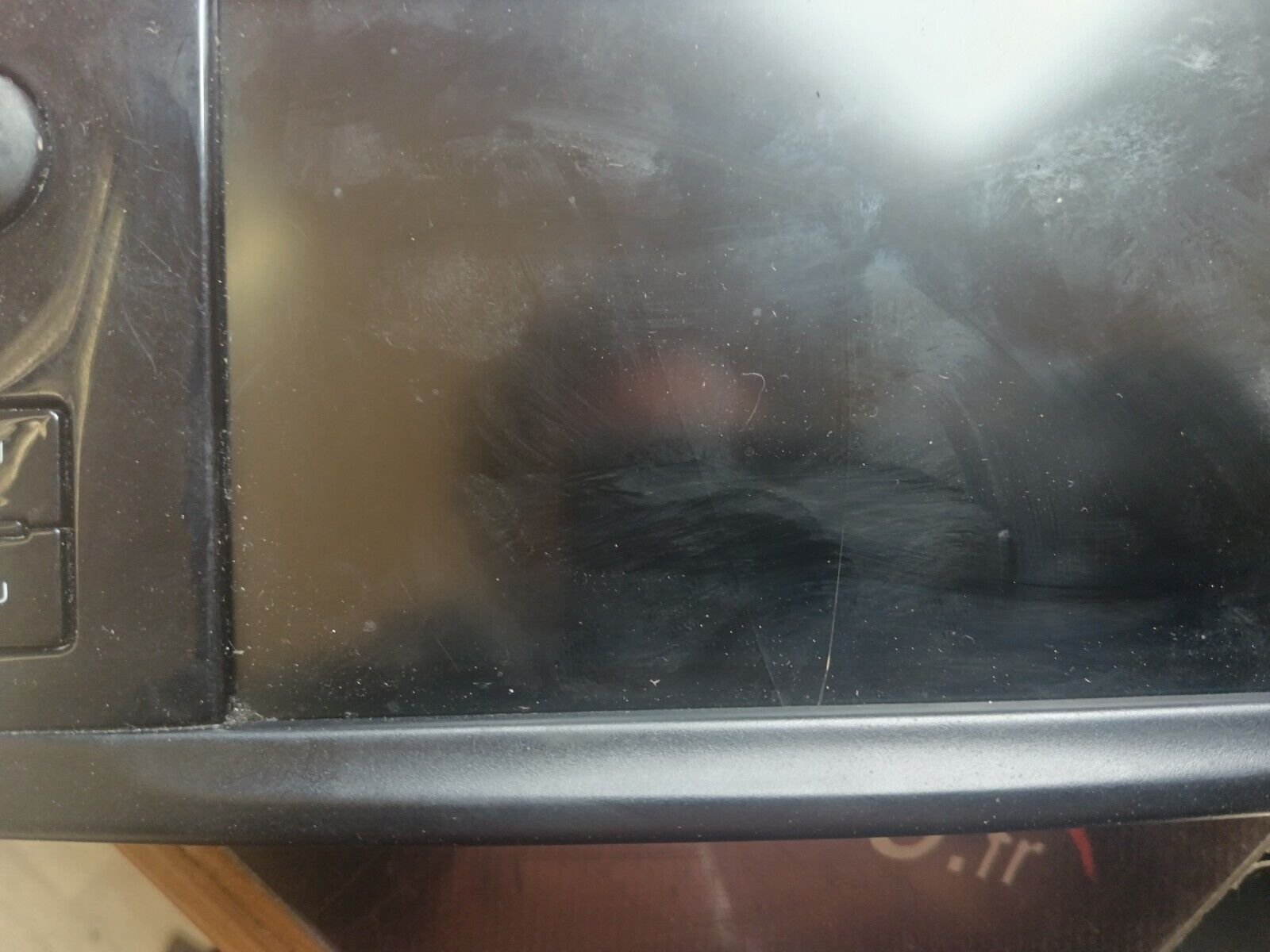 ECRAN TACTILE UN PETIT PEU  (FISSURE) AU MILIEU EN BAS PEUGEOT 2008 1.6HDI 110CH