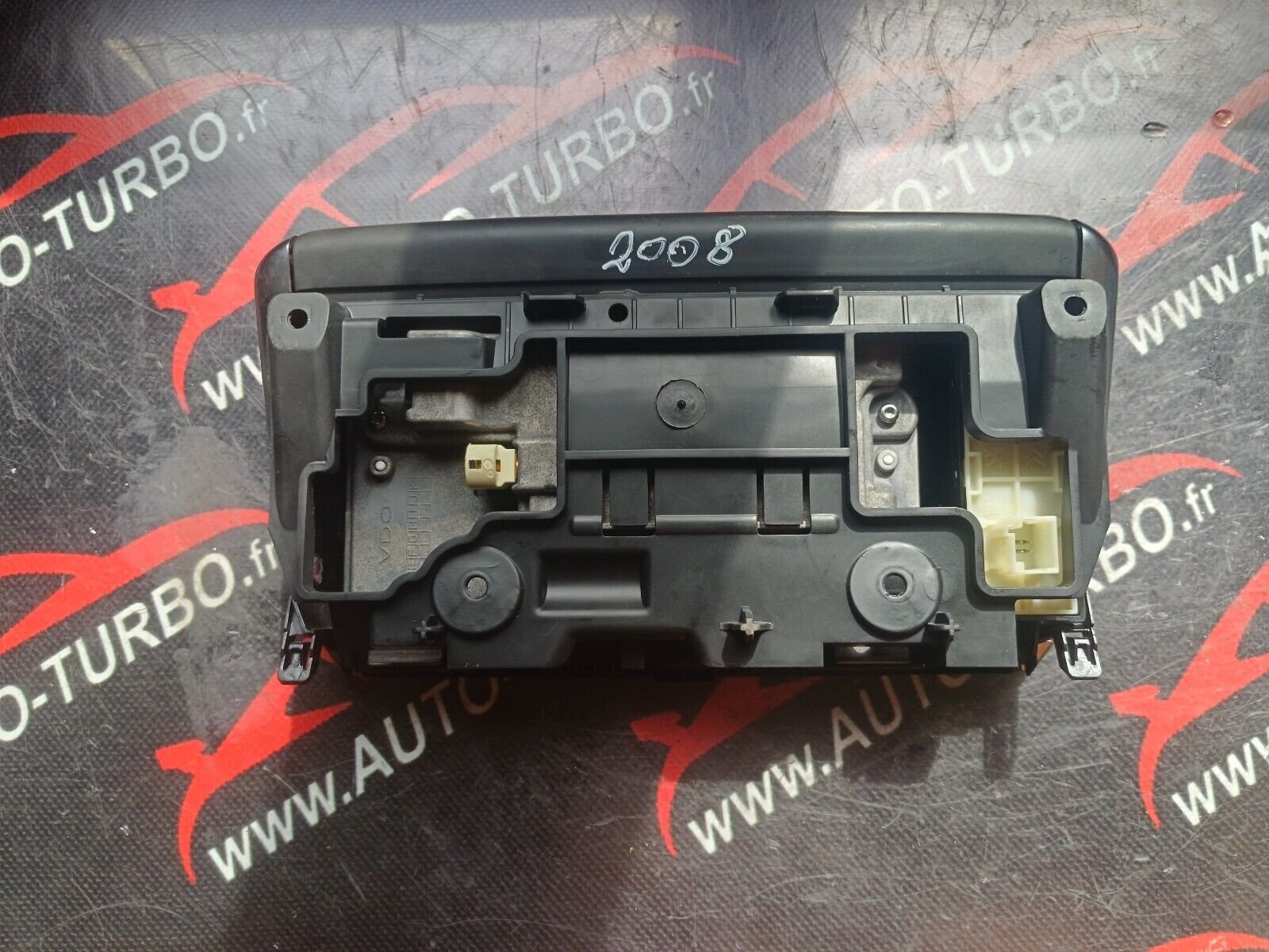 ECRAN TACTILE UN PETIT PEU  (FISSURE) AU MILIEU EN BAS PEUGEOT 2008 1.6HDI 110CH