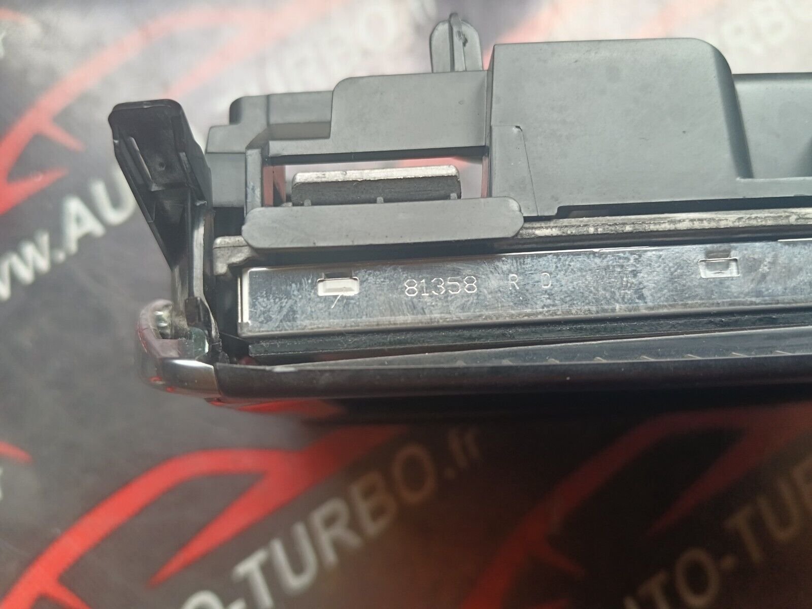 ECRAN TACTILE UN PETIT PEU  (FISSURE) AU MILIEU EN BAS PEUGEOT 2008 1.6HDI 110CH