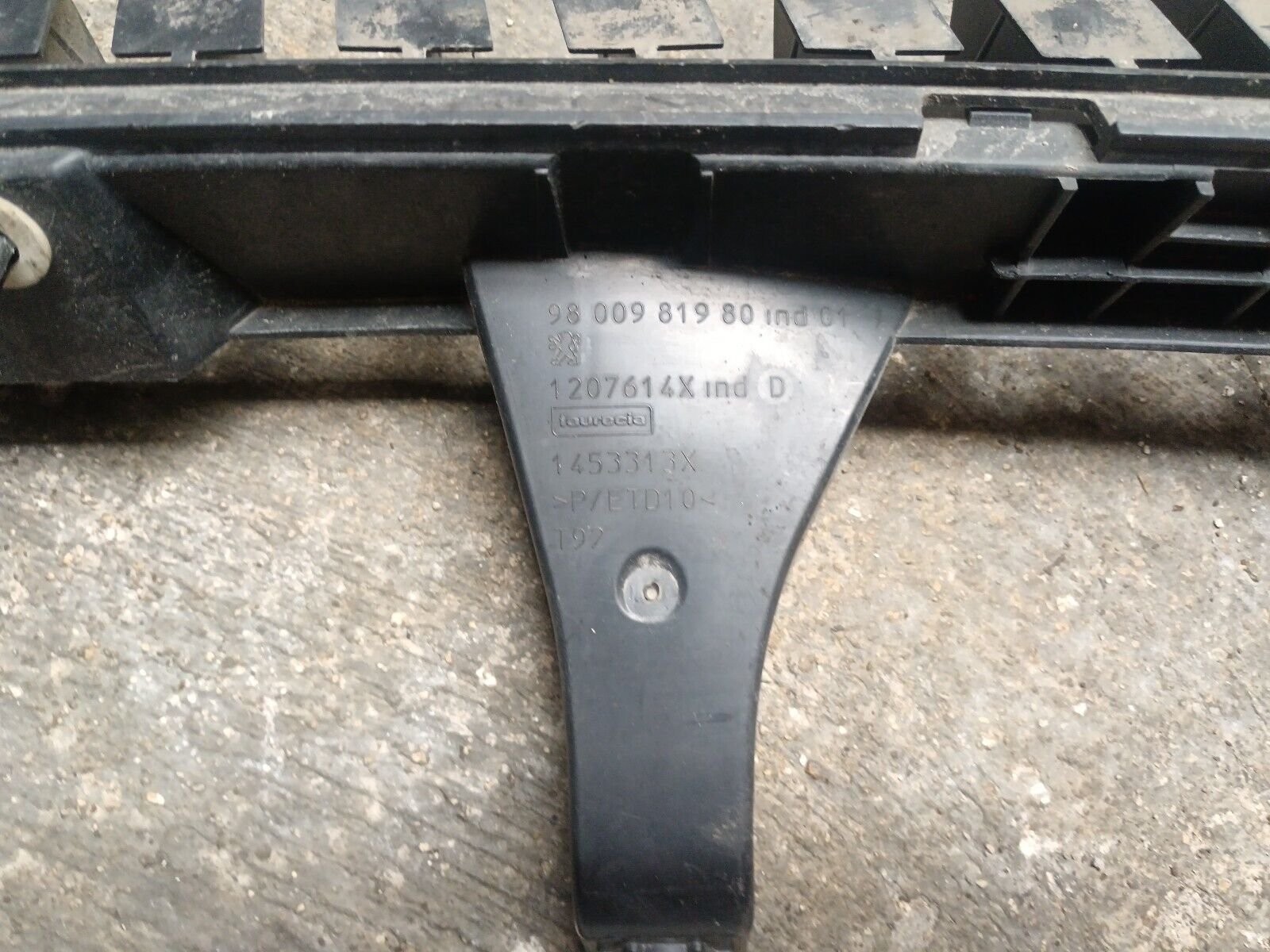 SUPPORT PARE CHOC ARRIERE PEUGEOT 308SW 2 REFERENCE: 9800981980