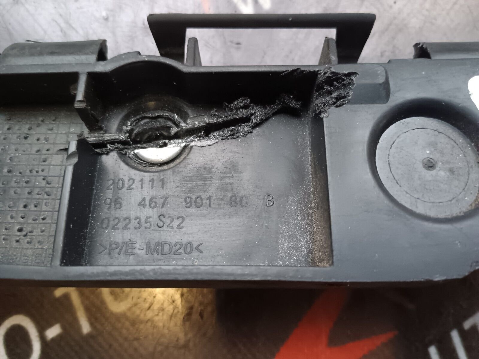 SUPPORT DE PARE CHOCS ARRIERE DROIT CITROEN C4 1 REFERENCE: 9646790180