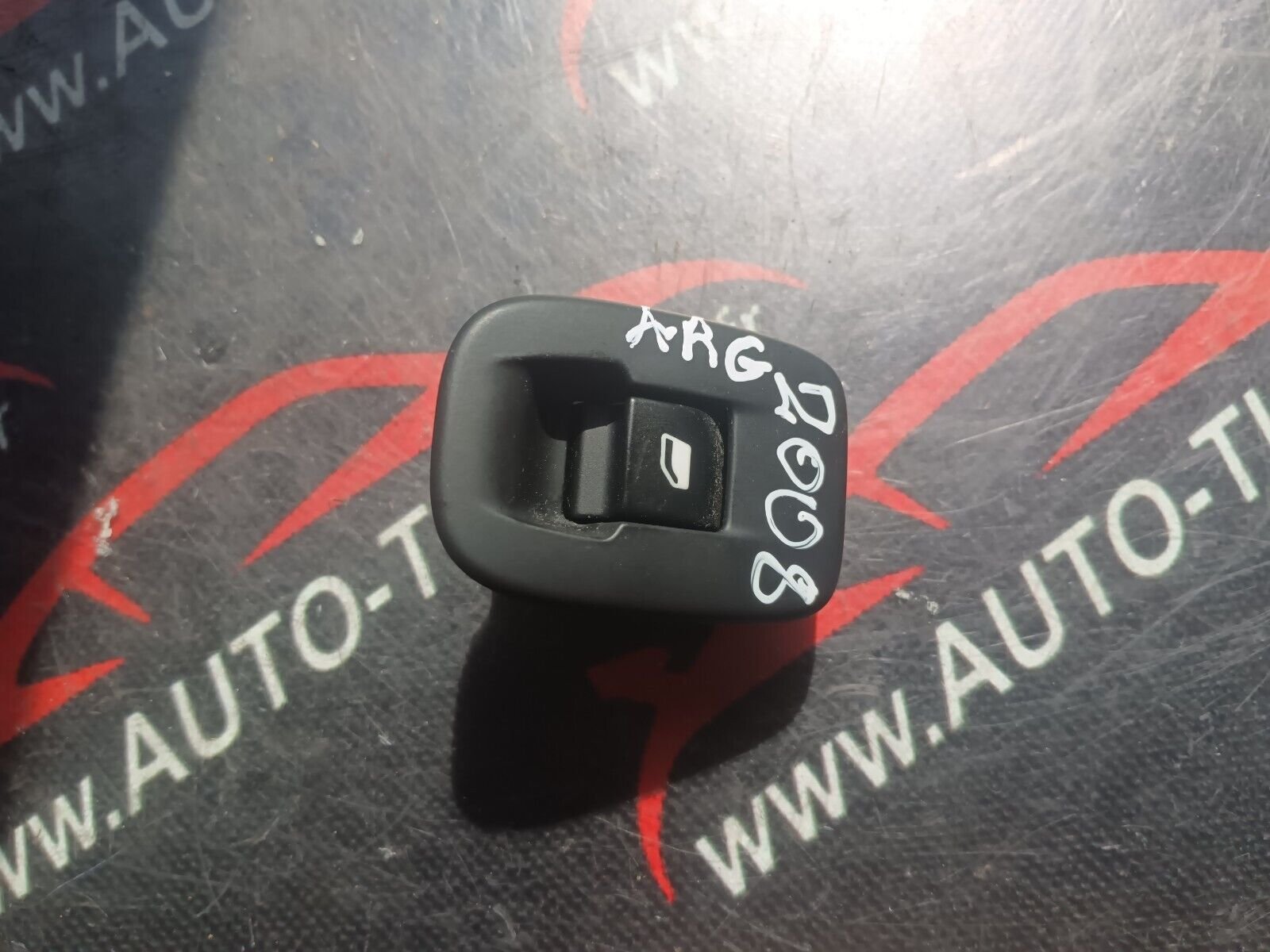 INTERRUPTEUR DE LEVE VITRE ARG PEUGEOT 2008 1.6HDI 110CH REFERENCE: 96751119ZD