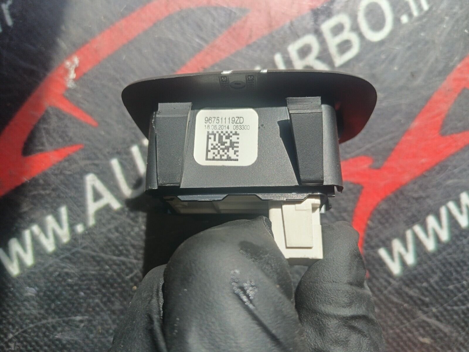 INTERRUPTEUR DE LEVE VITRE ARG PEUGEOT 2008 1.6HDI 110CH REFERENCE: 96751119ZD