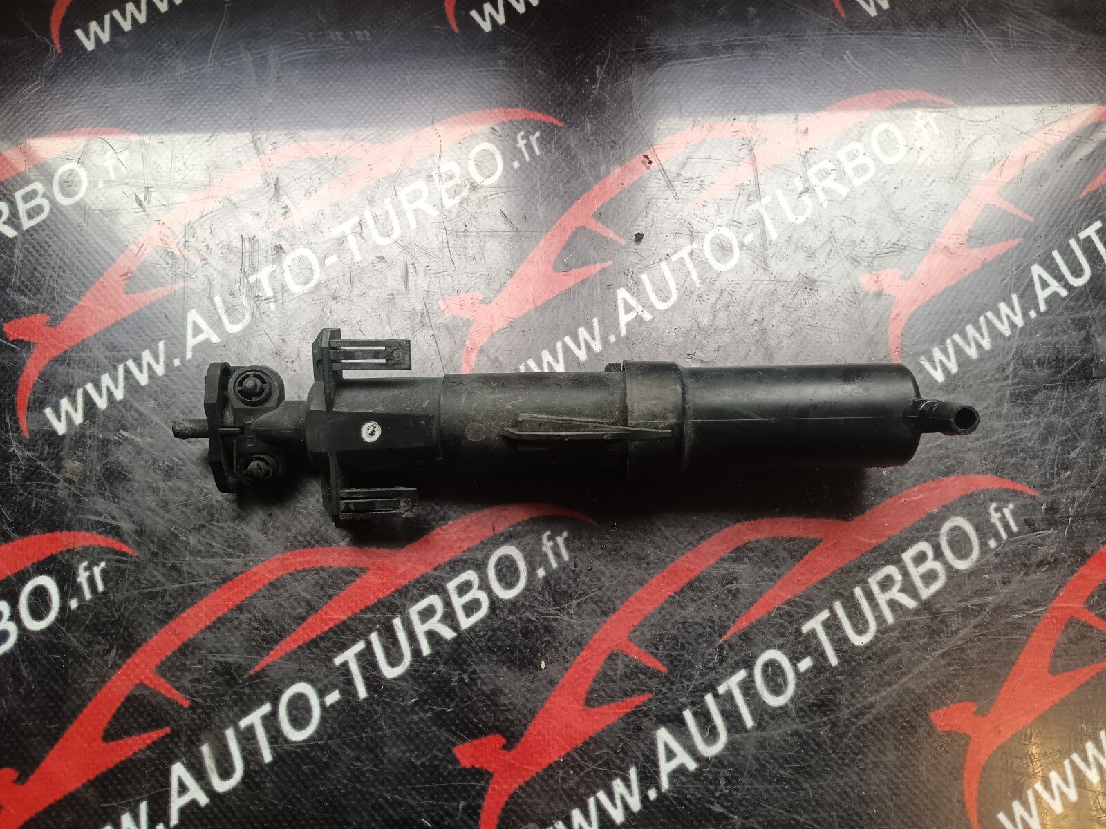 GICLEUR LAVE PHARE DROIT PEUGEOT 307cc REFERENCE: 89033643