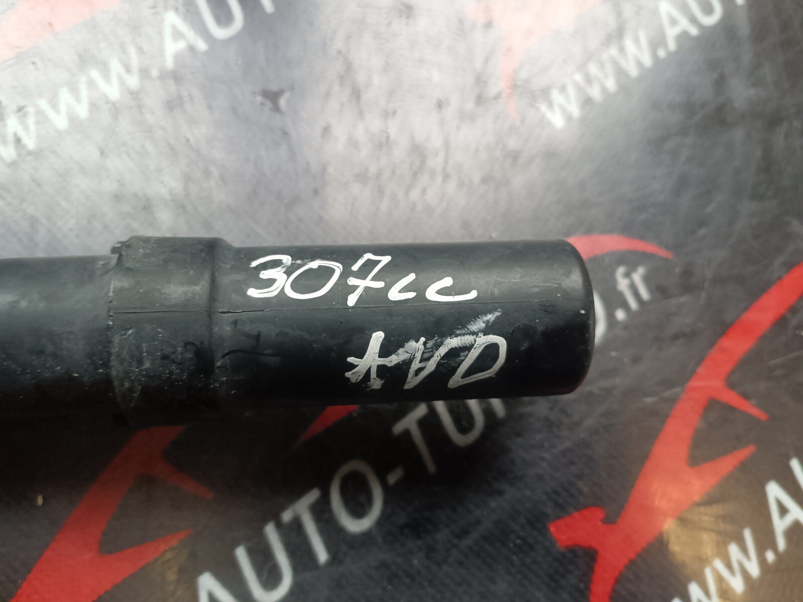 GICLEUR LAVE PHARE DROIT PEUGEOT 307cc REFERENCE: 89033643