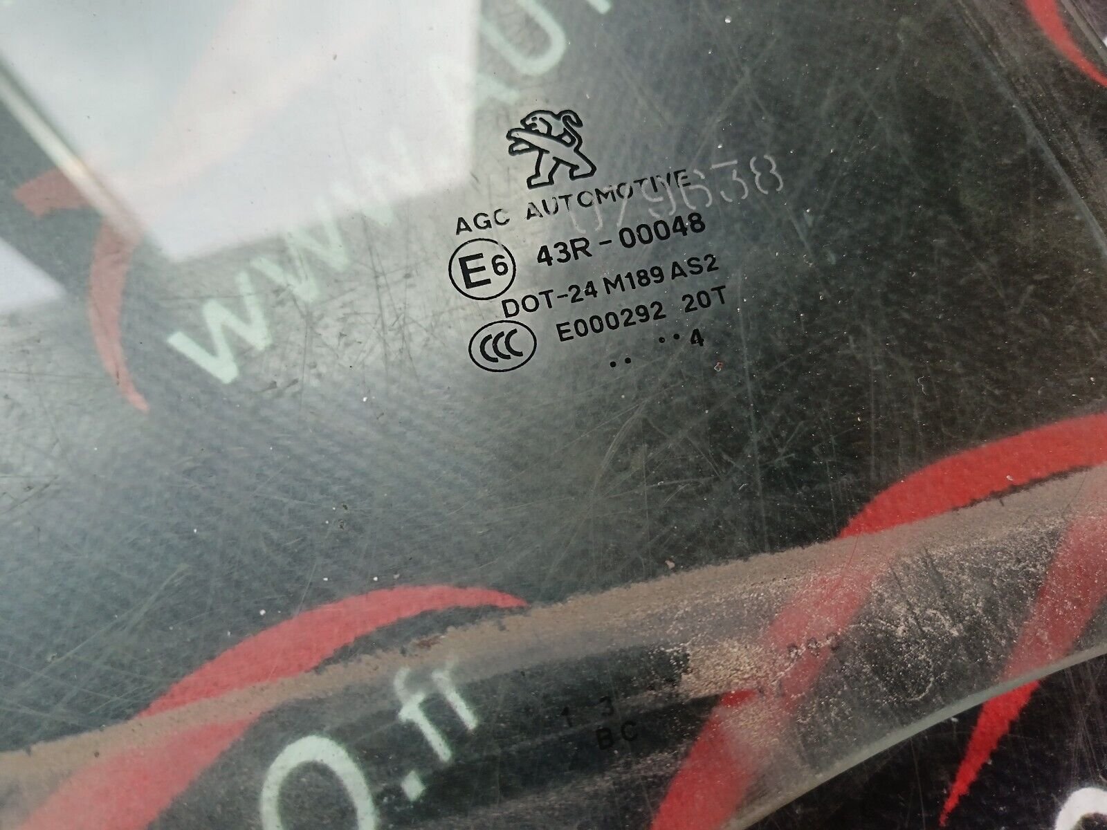 VITRE ARRIERE DROIT PEUGEOT 2008 1.6HDI 110CH REFERENCE: 43R00048