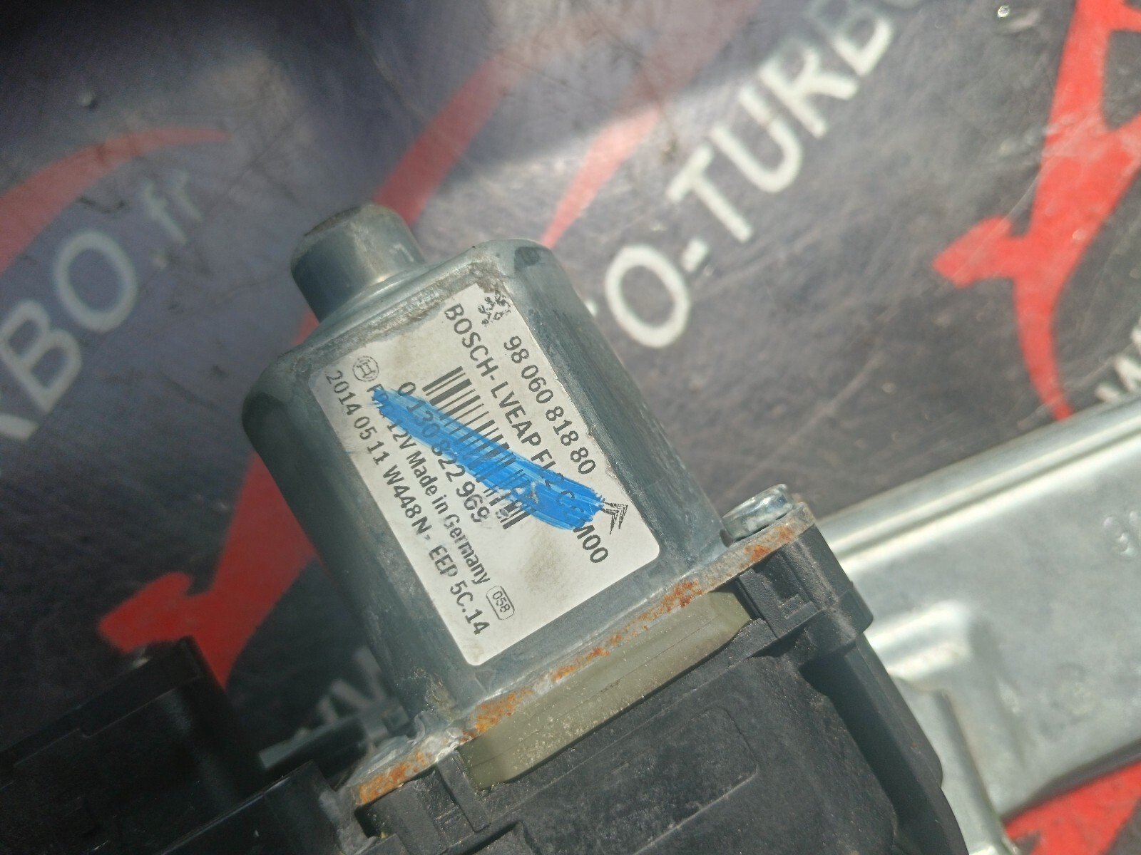 MECHANISME + MOTEUR LEVE VITRE AVG PEUGEOT 2008 REFERENCE: 9806081880