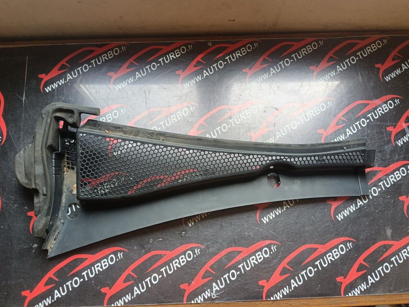 BAIE DE PARE BRIS DROIT PEUGEOT 2008 1.6HDI 110CH REFERENCE: 9673302777