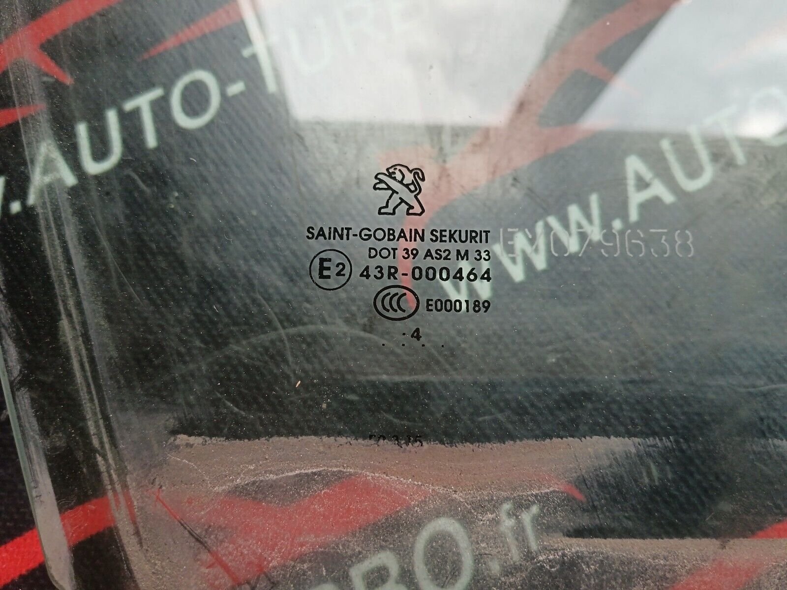 VITRE AVANT DROIT PEUGEOT 2008 1.6HDI 110CH REFERENCE: 43R000464