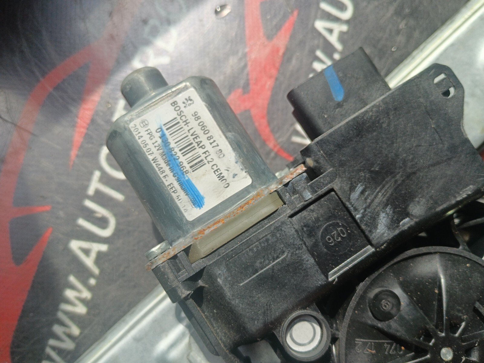 MECHANISME + MOTEUR LEVE VITRE AVD PEUGEOT 2008 REFERENCE: 9806081780