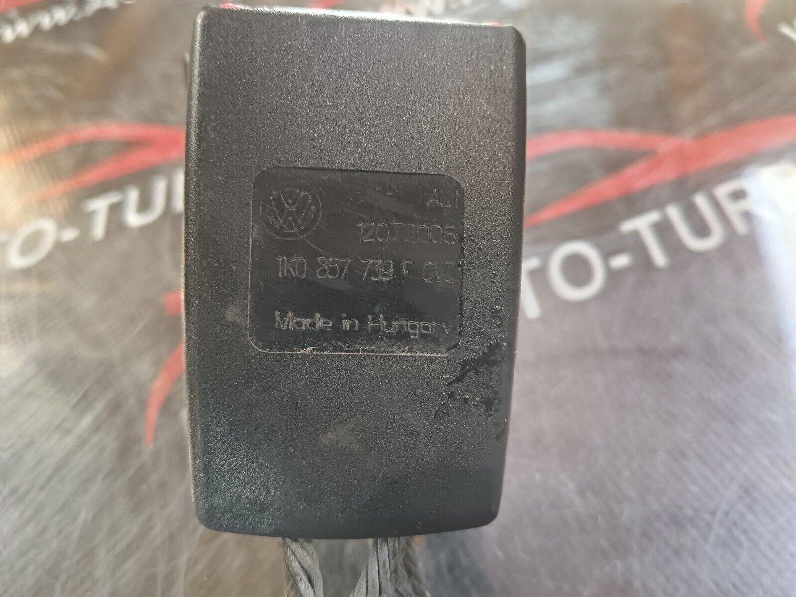 ATTACHE CEINTURE CENTRALE VOLKSWAGEN GOLF V REFERENCE: 1K0857739