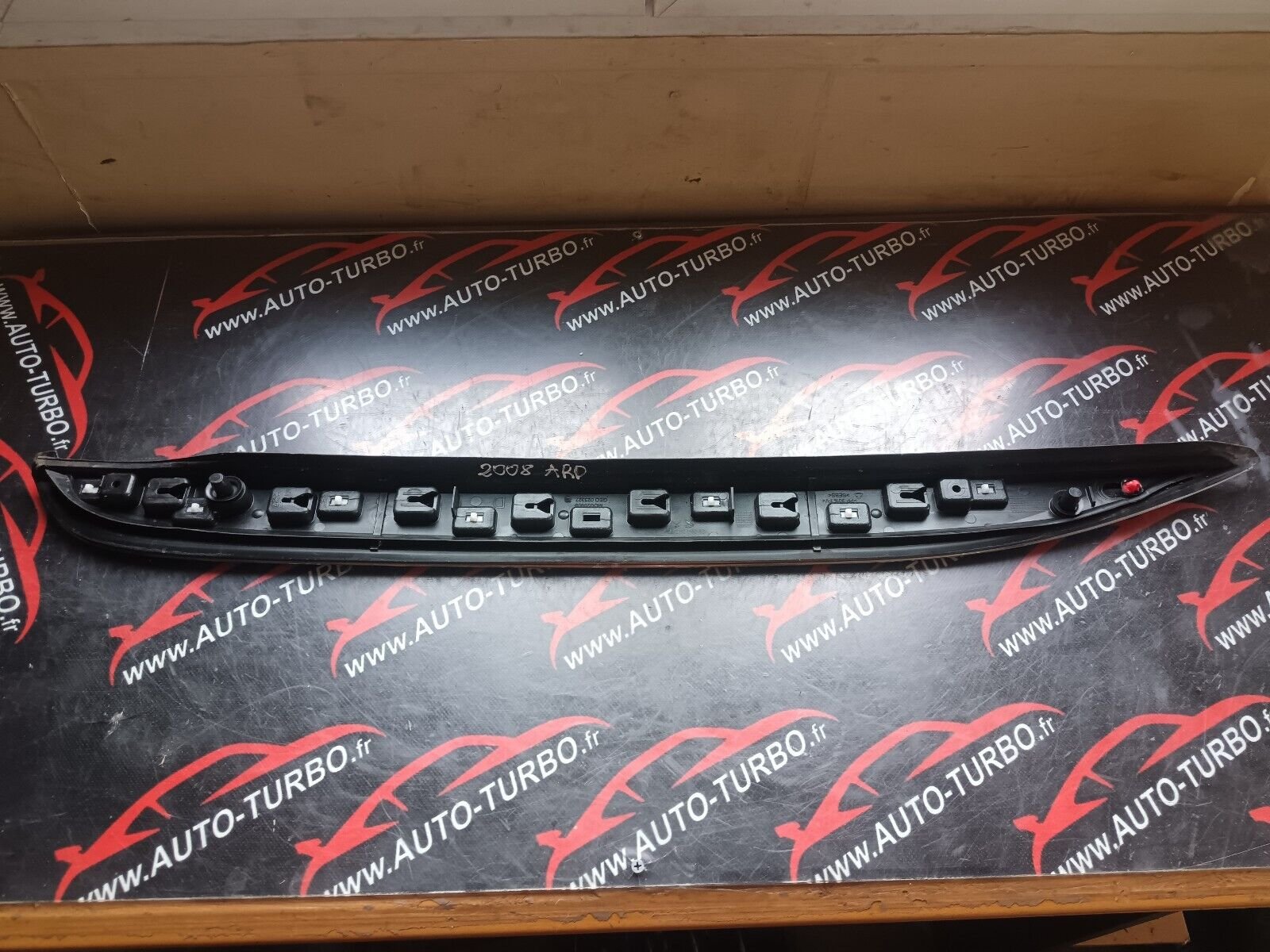 ENJOLIVEUR ARRIERE DROIT PEUGEOT 2008 1.6HDI 110CH REFERENCE: 9806404777