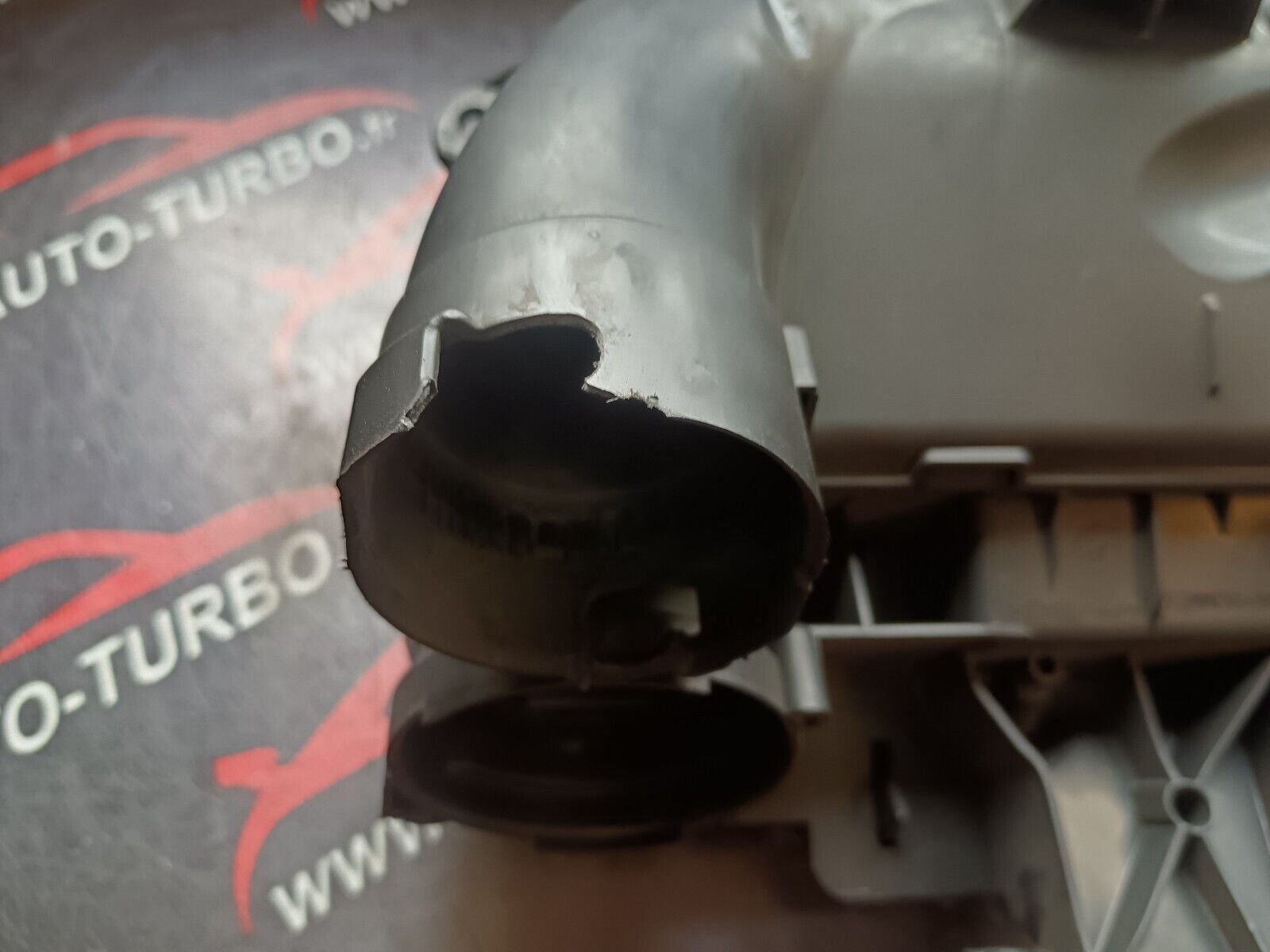 BOITIER FILTRE A AIR PEUGEOT 2008 1.6HDI 110CH REFERENCE: 9673061080