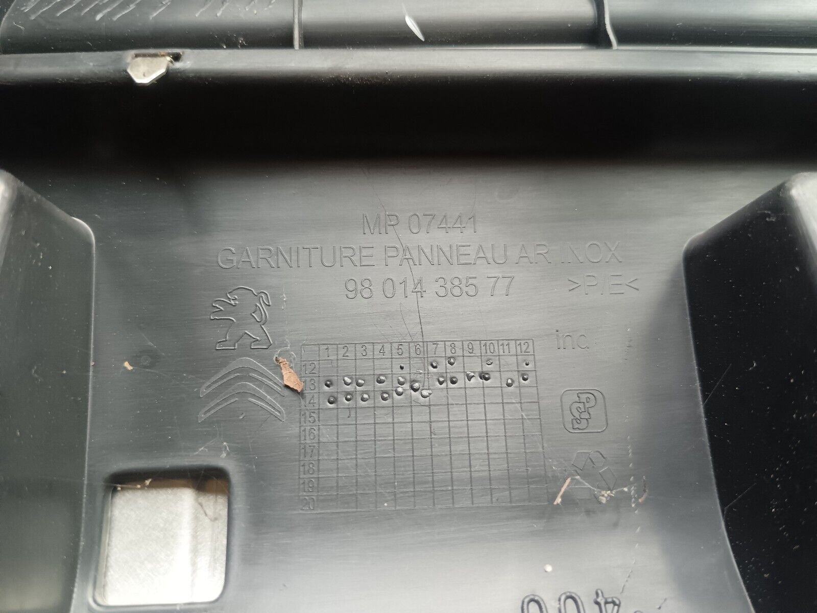 MOULURE COFFRE PEUGEOT 2008 1.6HDI 110CH REFERENCE: 99801438577