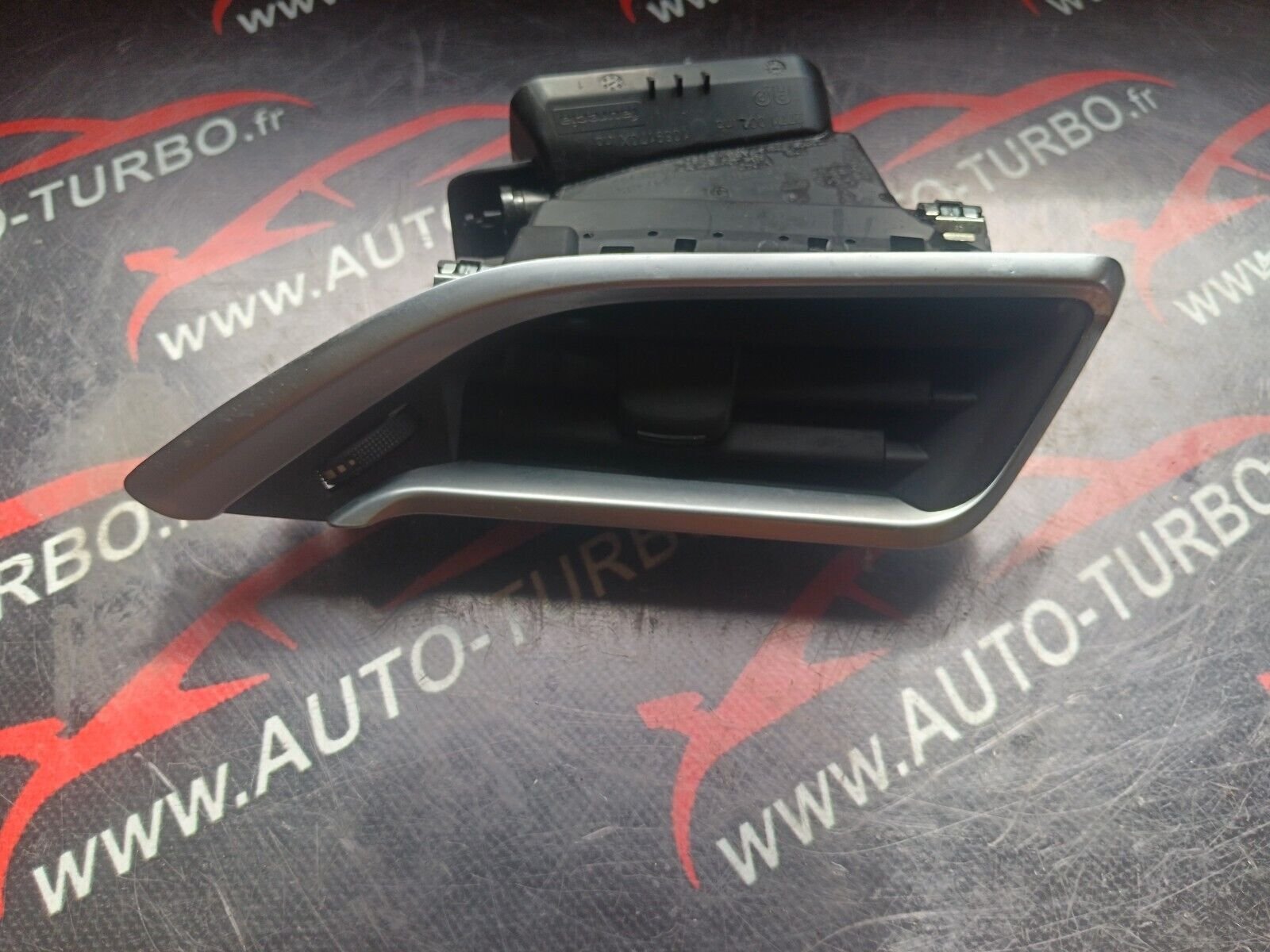 AERATEUR TABLEAU AVANT DROIT PEUGEOT 2008 1.6HDI 110CH REFERENCE: 9673131677