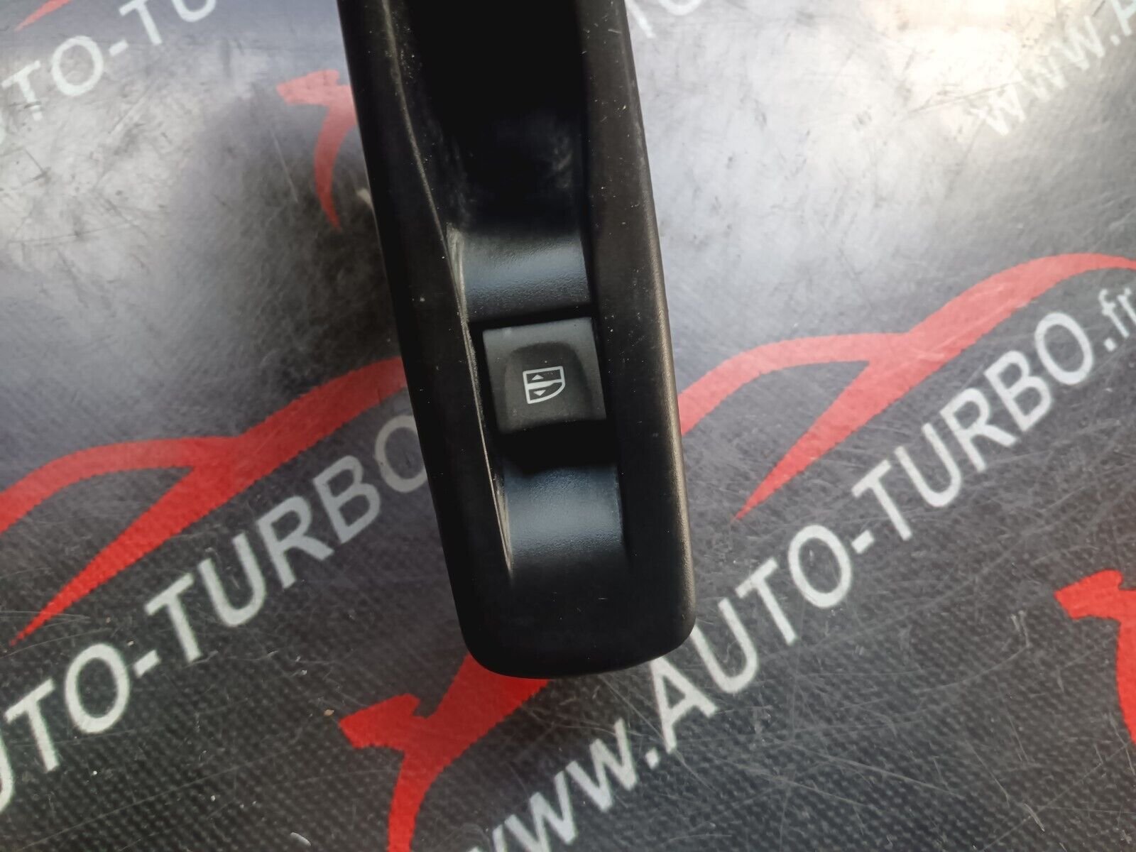 COMMANDE LEVE GLACE ARRIERE GAUCHE  RENAULT SCENIC 3 REFERENCE: 829500004R