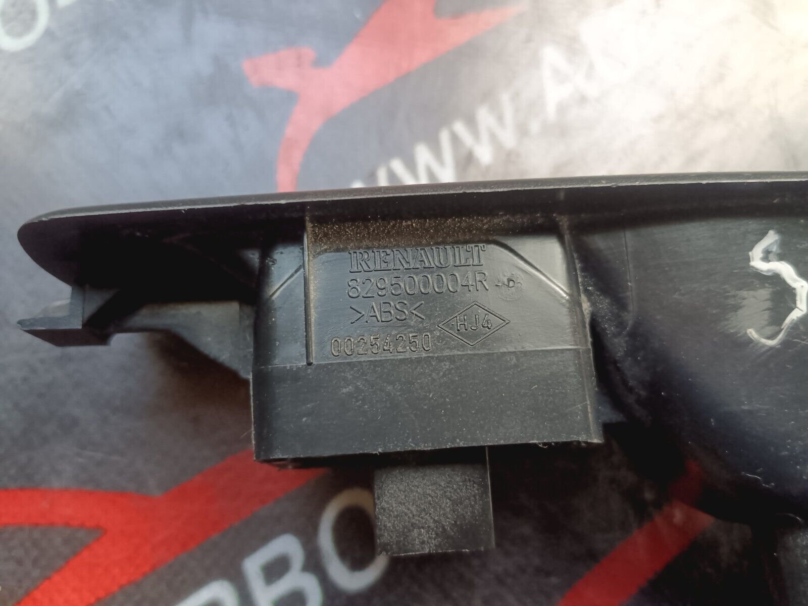 COMMANDE LEVE GLACE ARRIERE GAUCHE  RENAULT SCENIC 3 REFERENCE: 829500004R