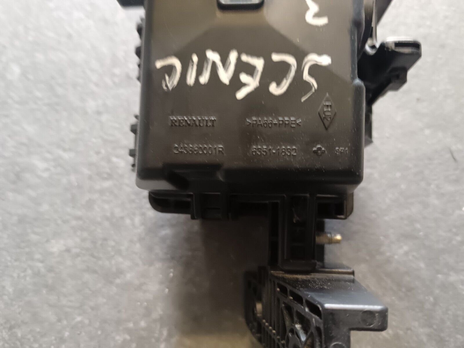 BOITIER FUSIBLES  RENAULT MEGAN SCENIC3 REFERENCE: 243880001R