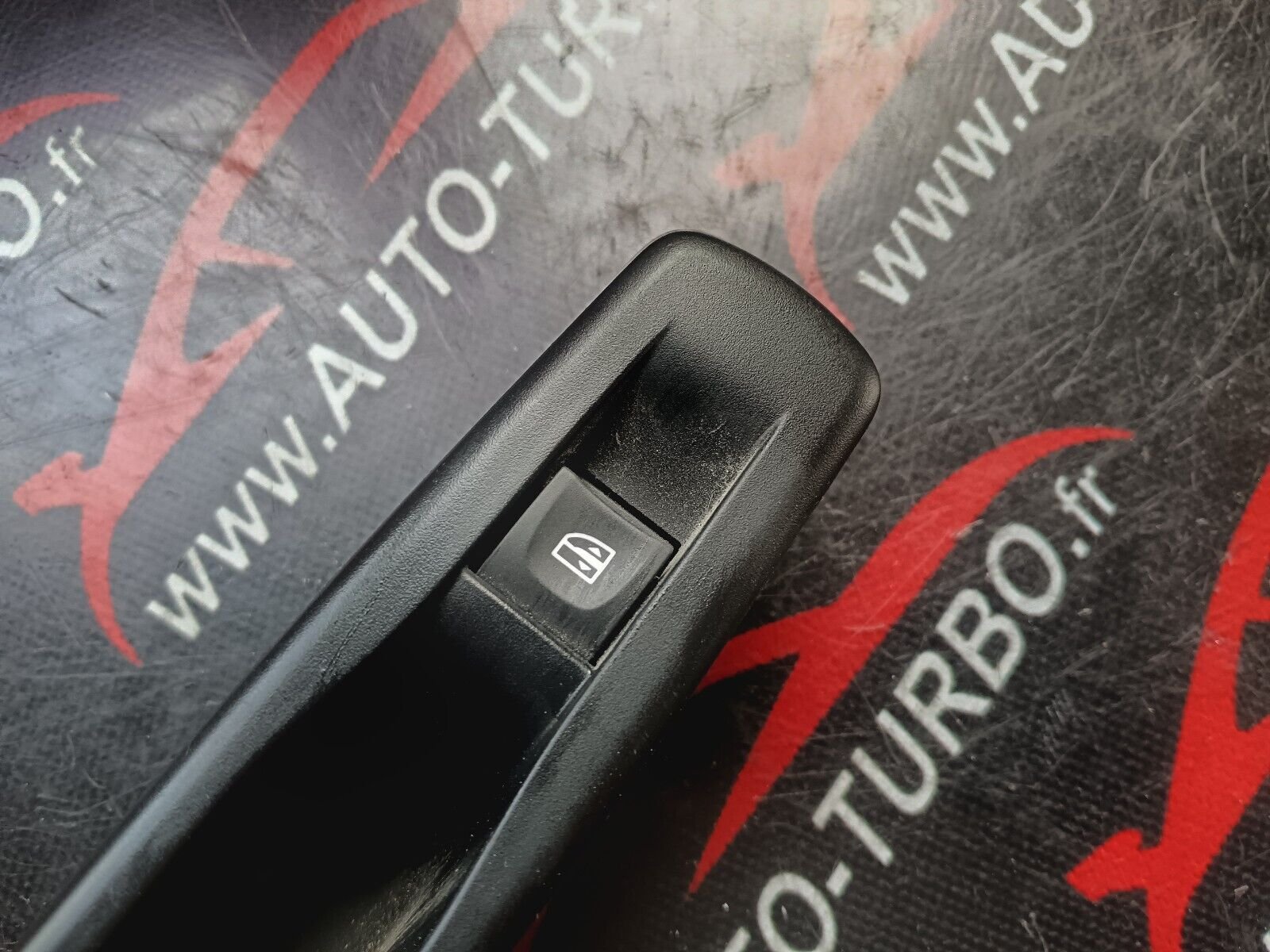 COMMANDE LEVE GLACE ARRIERE DROIT  RENAULT SCENIC 3 REFERENCE: 829500004R