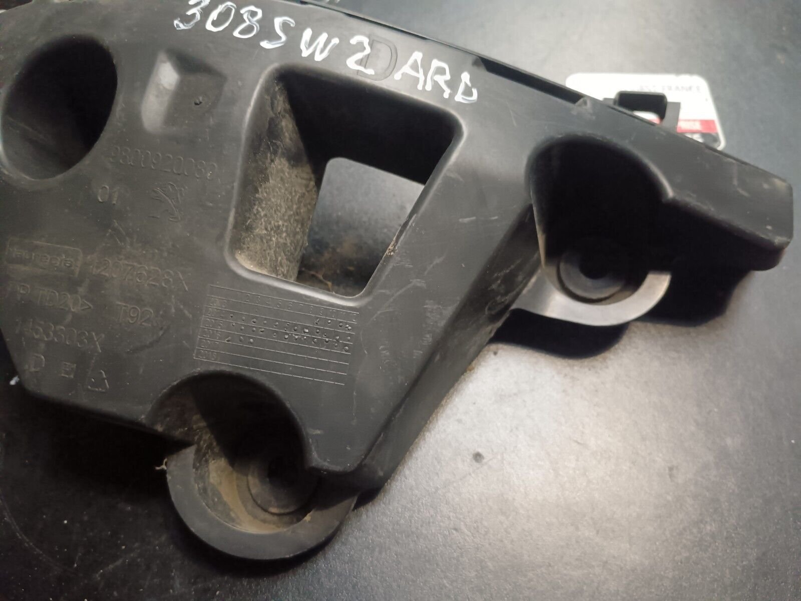 SUPPORT PARE CHOC ARRIERE DROIT PEUGEOT 308SW 2 REFERENCE: 9800920080