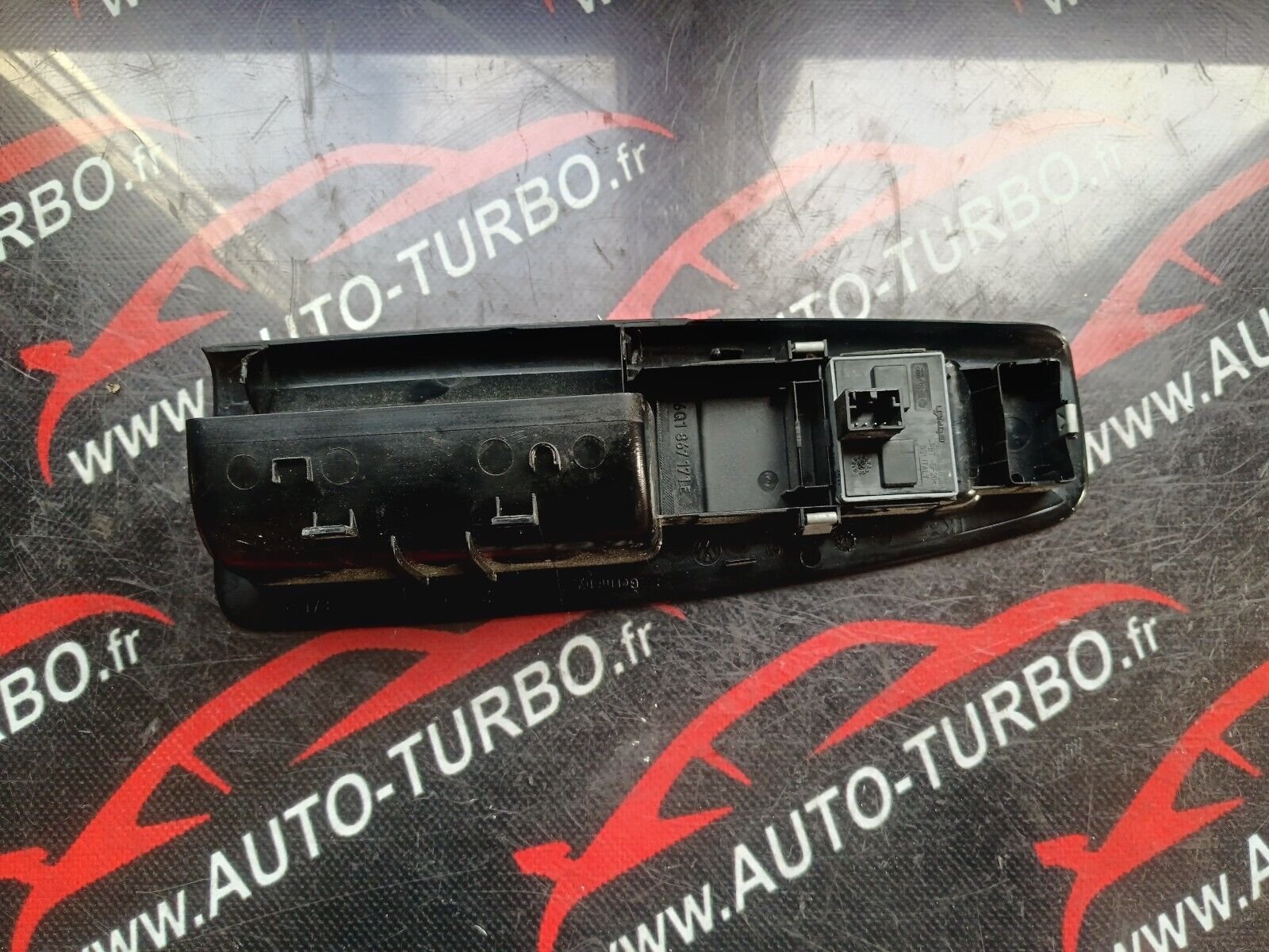 COMMANDE LEVE VITRES AVANT GAUCHE VOLKSWAGEN POLO 4 REFERENCE: 6Q1867171