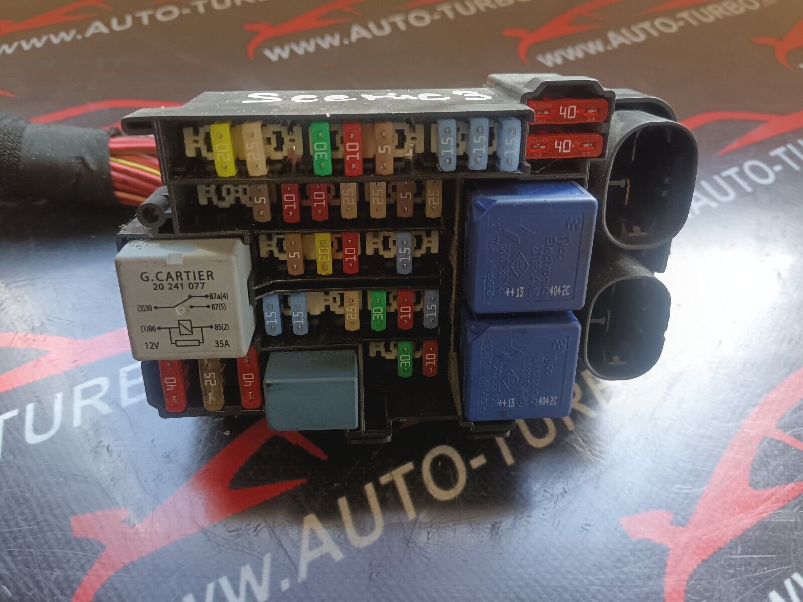 BOITIER A FUSIBLES RENAULT MEGANE 3 SCENIC 3 REFERENCE: 1801330