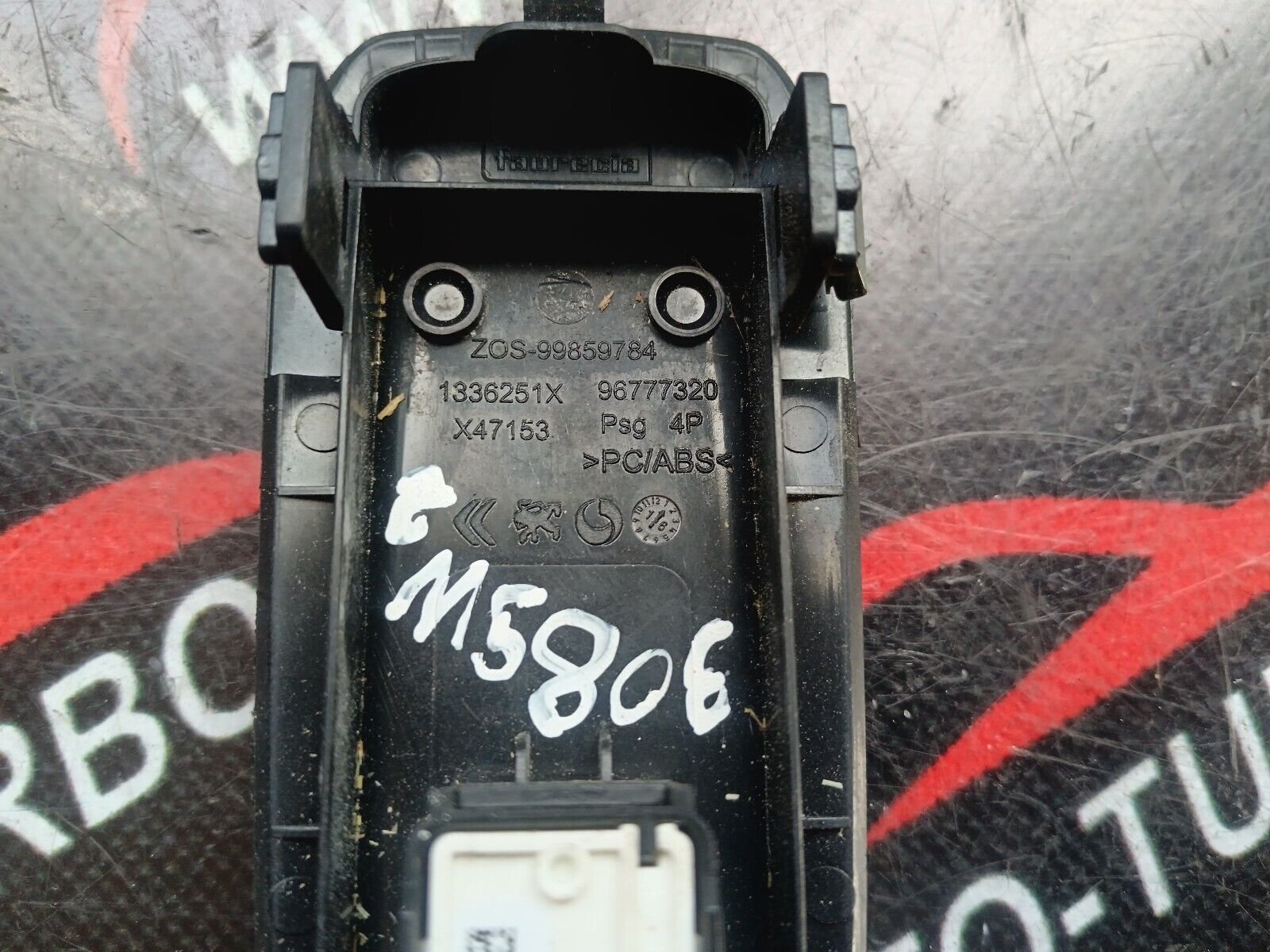 COMMANDE LEVE VITRES AVANT DROIT PEUGEOT 308SW II REFERENCE: 96777320