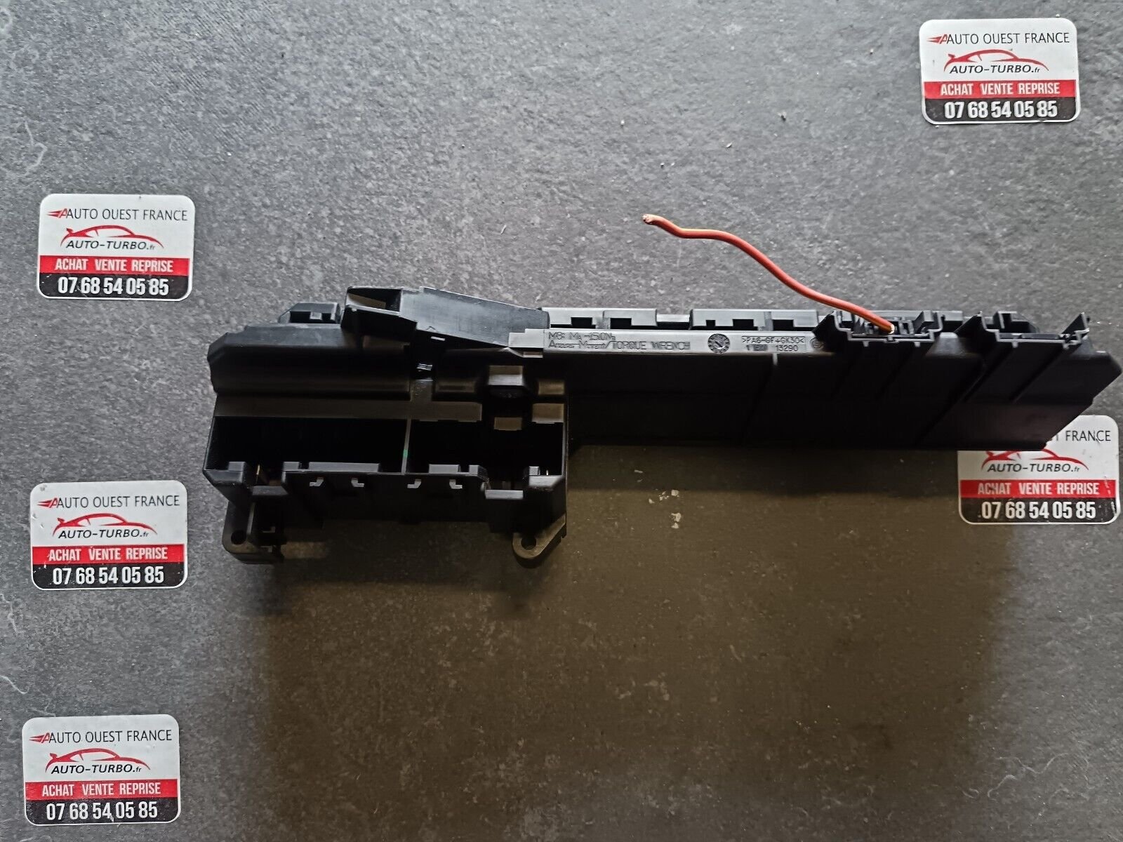 BOITIER FUSIBLES BMW 525D E60 REFERENCE: 695733002